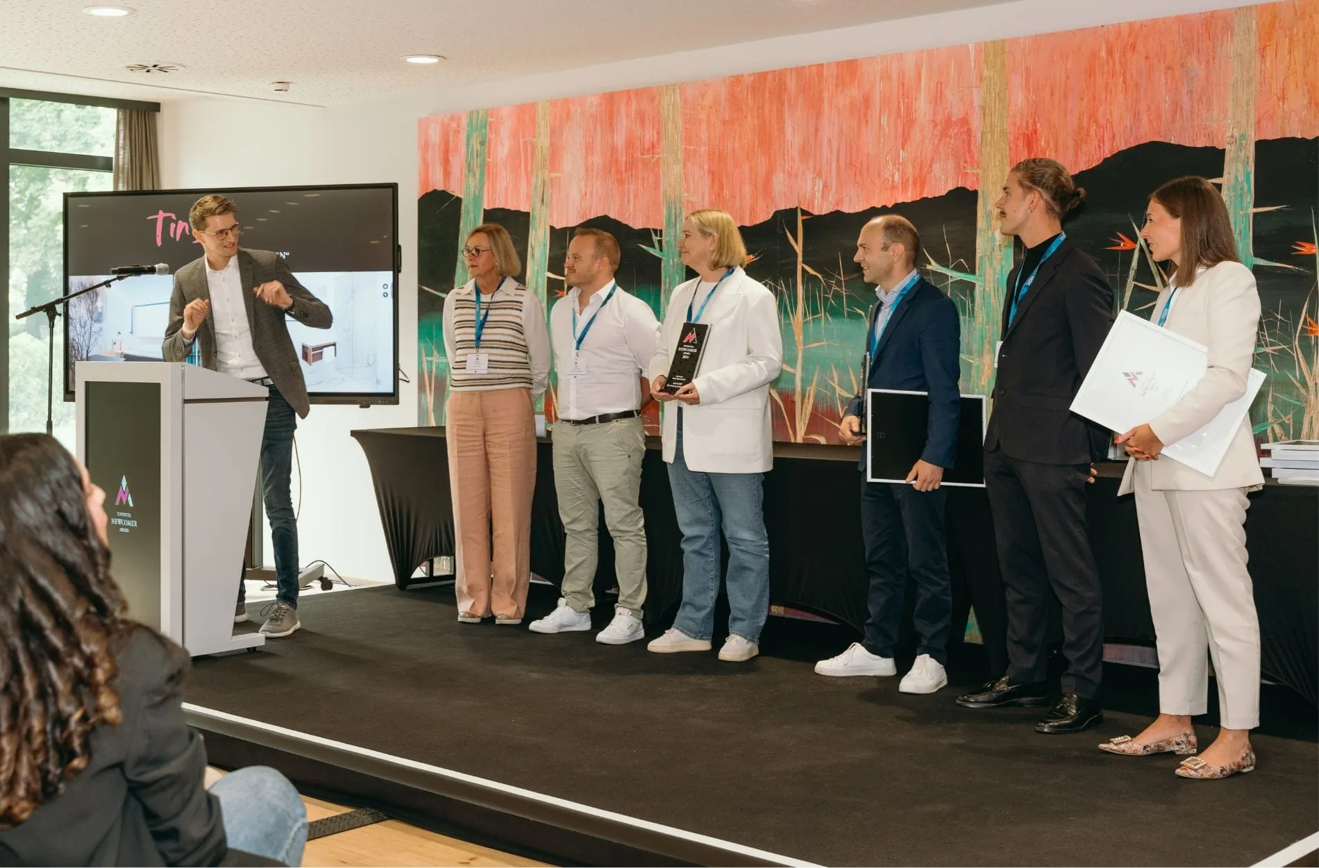 Laudator Fabian Wiesler vom Seehotel Wiesler am Titisee würdigt die Marke Tin Inn, die den Sonderpreis für Innovation erhielt.