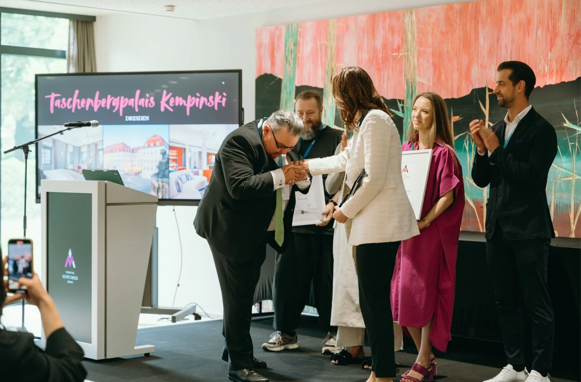 Preisverleihung des Tophotel Newcomer Award 2025: Jurymitglied Martin Rahmann gratulierte Marlen Seidel vom Hotel Taschenbergpalais Kempinski Dresden zum Sieg in der Kategorie "Hotel-Reopening City".