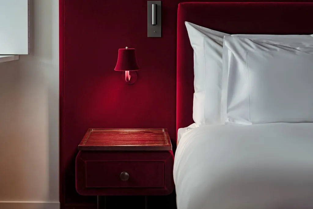 Die Junior Suiten zeichnen durch Kontraste aus samtroten Wandnischen und strukturierten Fl&auml;chen aus.