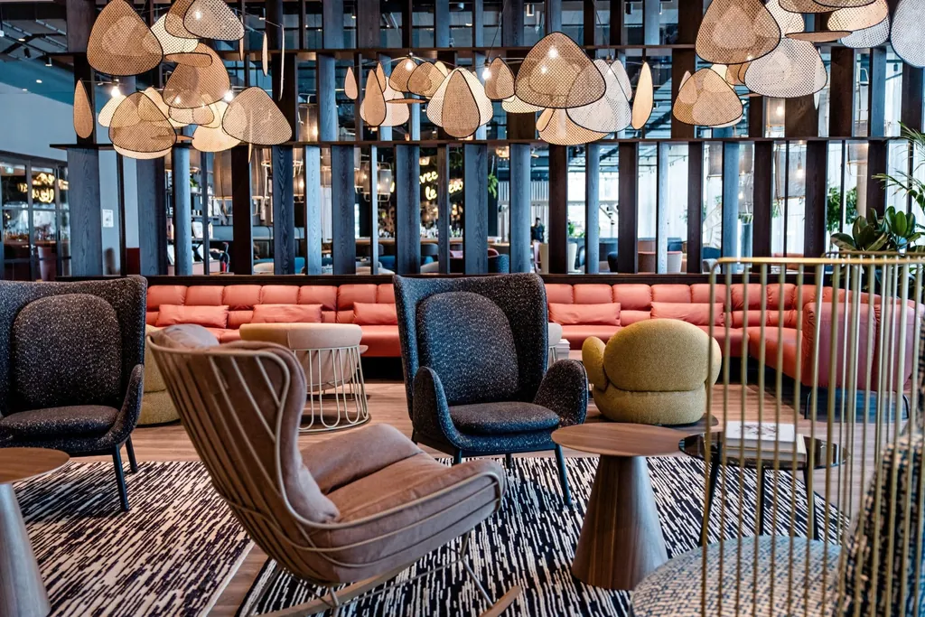 Die Lounge mit handgefertigten M&ouml;beln.