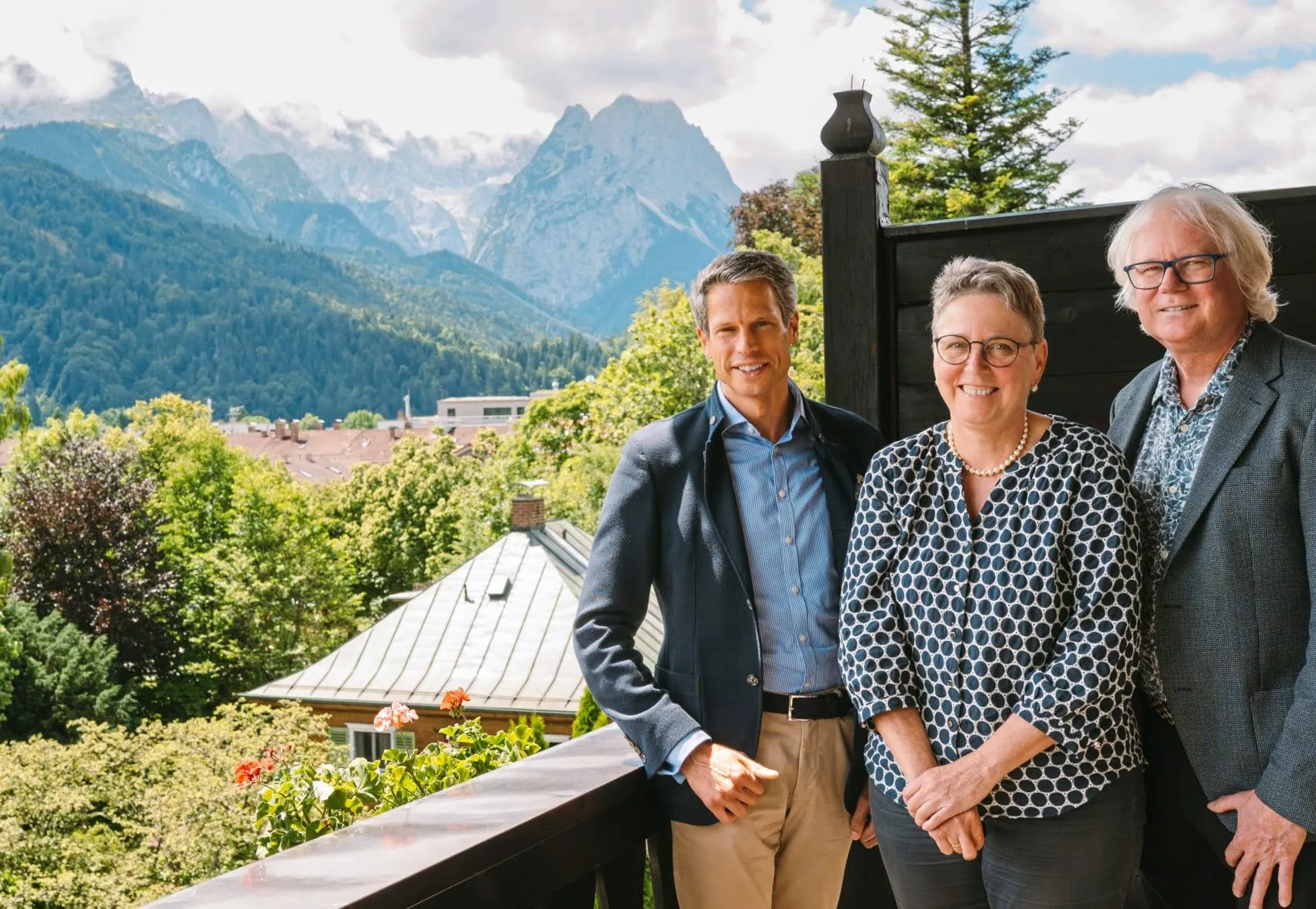 Das Ehepaar Marianne und Michael Holzinger übergeben den Betrieb ihres Hauses Reindls Partenkirchner Hof an Torsten Vey (links). von der DSR Hotel Holding aus Hamburg