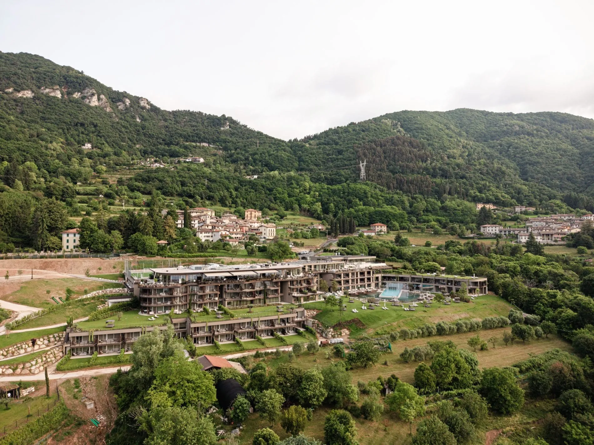 Das Fünfsternehotel ist den Naturpark „Parco dell’Alto Garda“ eingebettet.