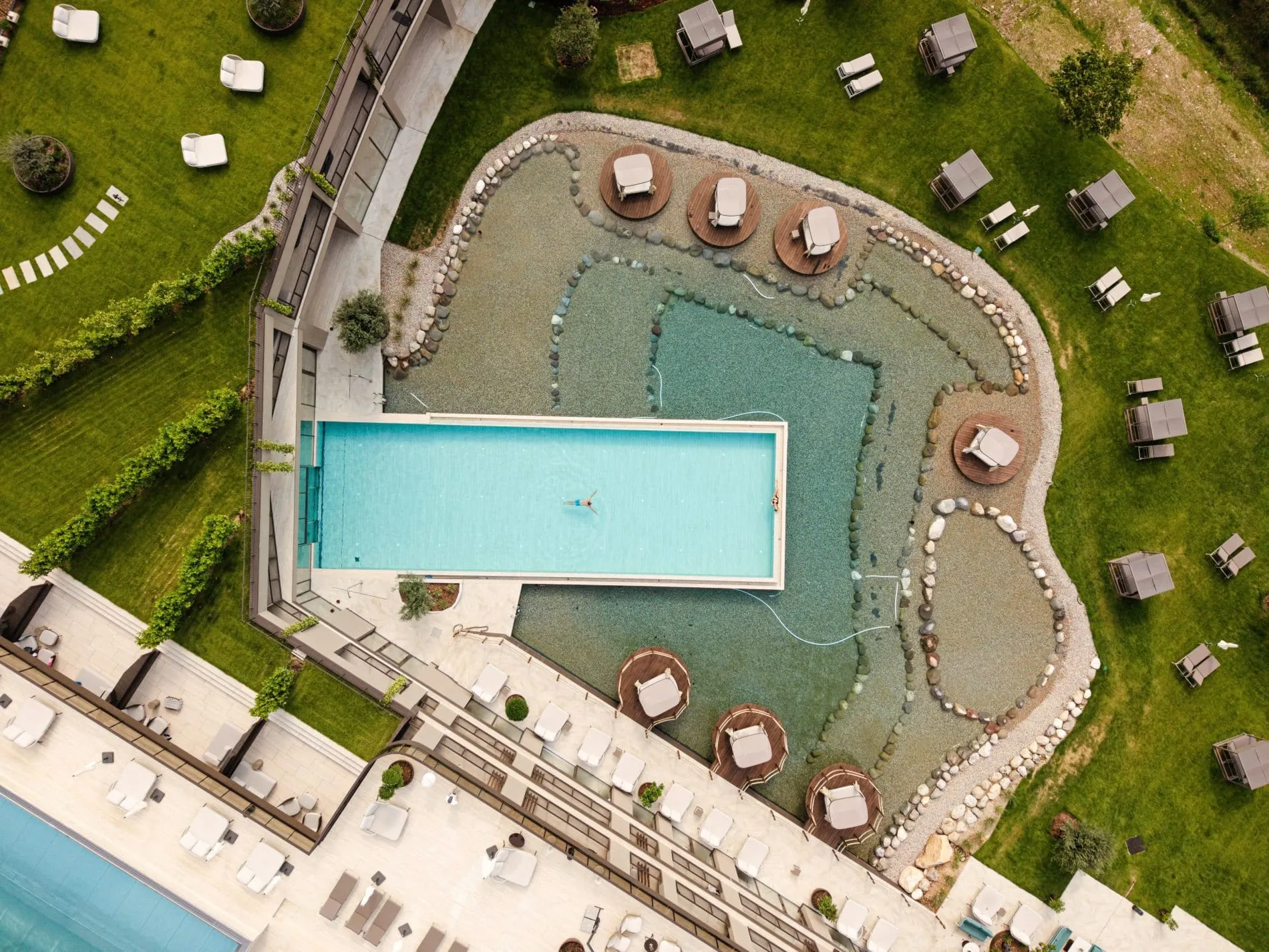Pool in Pool: In den Naturbadeteich ist ein Infinity-Pool eingelassen.