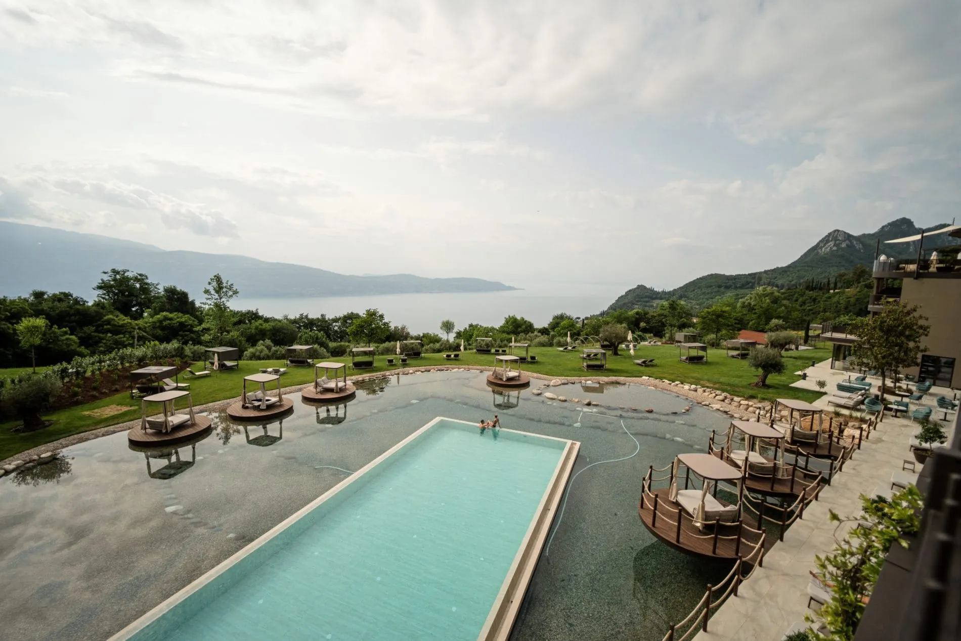 Vom Außenpool haben Gäste einen Blick auf den Gardasee.