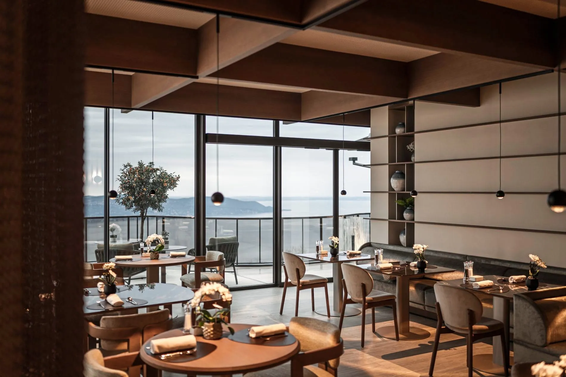 Mit Blick auf den See wird Gästen eine regionale Küche mit mediterranem Touch geboten.
