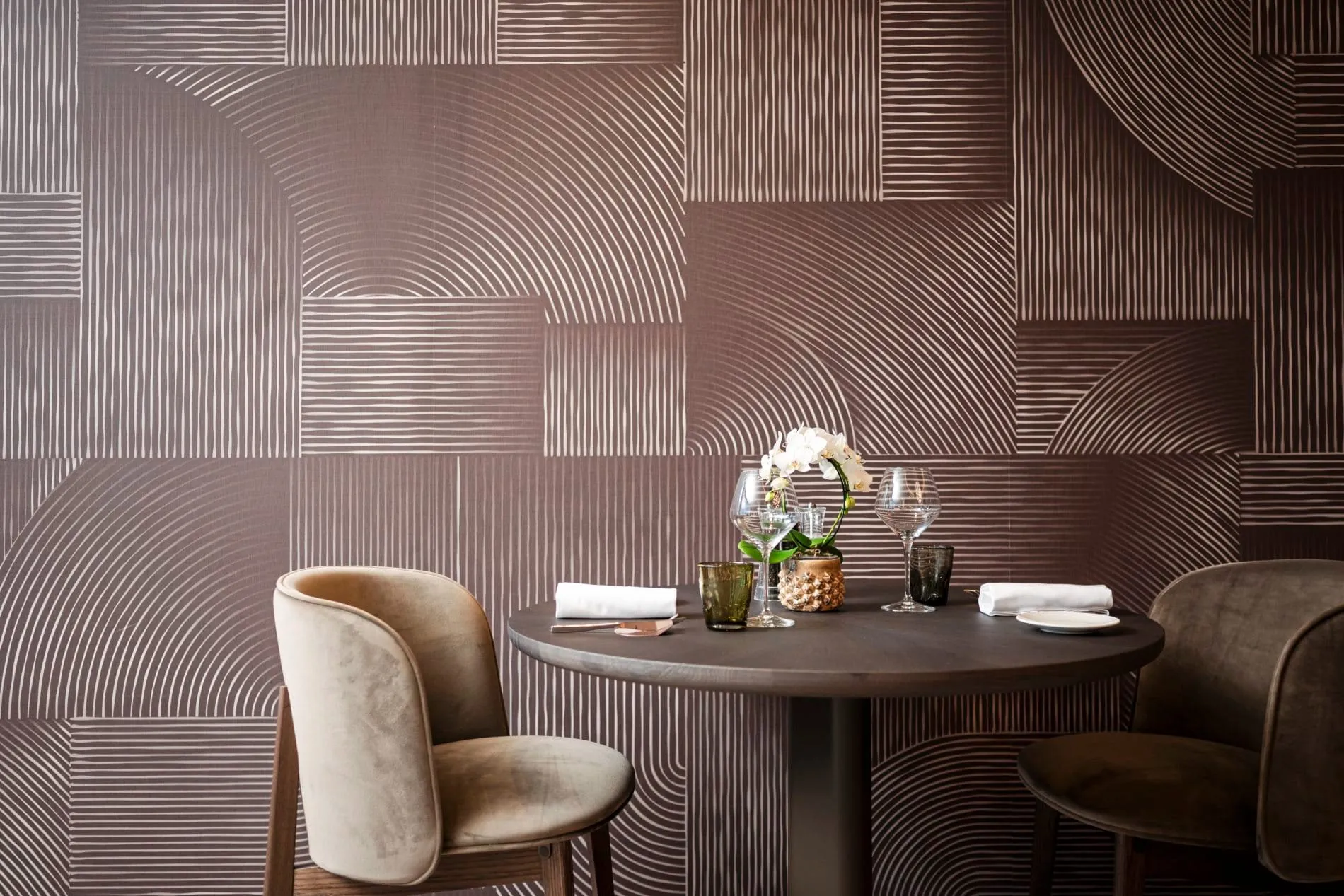 Die Wände sind in einem auffälligen Look gestaltet.