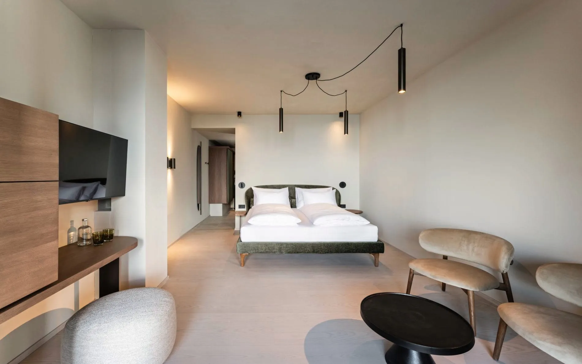 Helle Naturtöne und klare Linien dominieren das Interior.