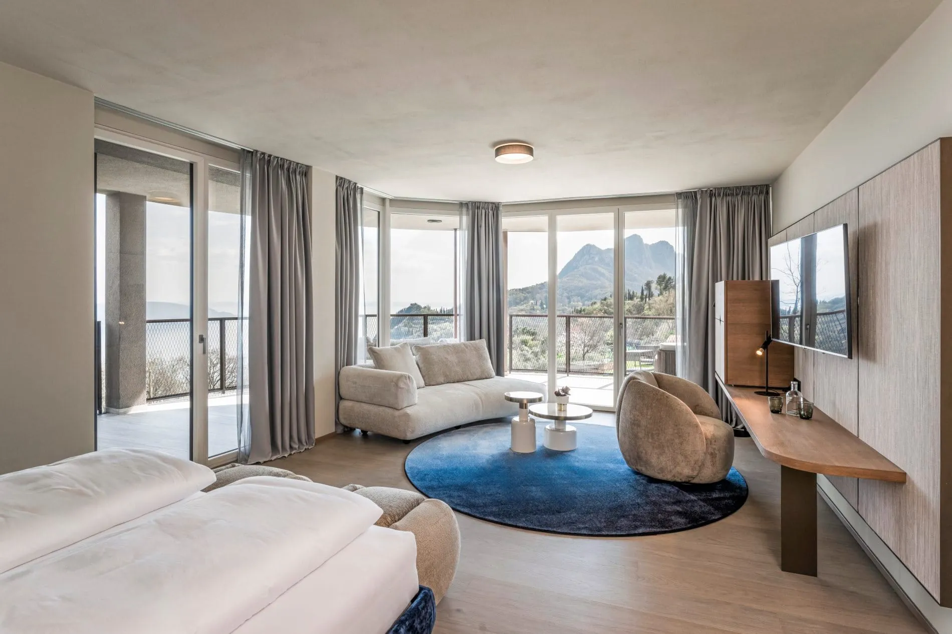 Gäste können von den Zimmer aus auf die umliegende Natur blicken.