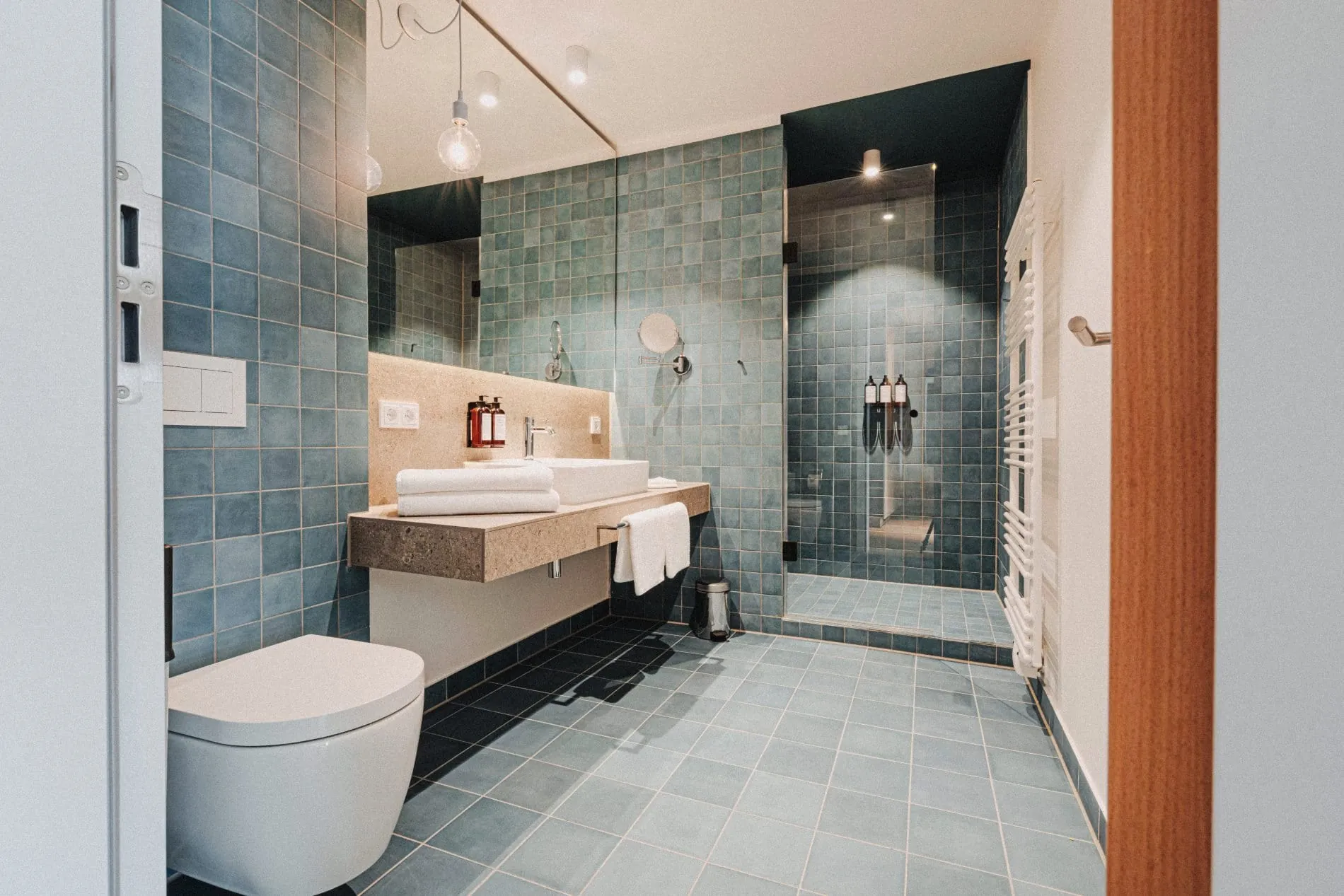 Lokalbezug: Das Bad greift die Farbtöne von Meer und Sand auf.