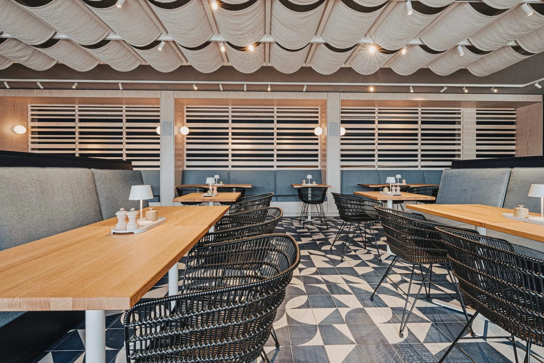 Die wellenförmige Abhängung der Decke im Bistro Salty hat nicht nur eine optische, sondern auch eine akustische Wirkung.