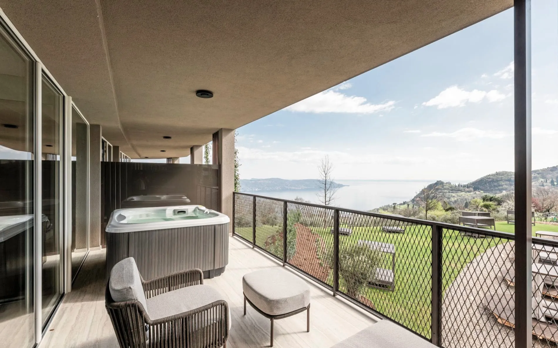 Einige Zimmer bieten einen Blick auf Italiens größten See.