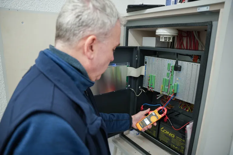 T&Uuml;V S&Uuml;D_Bild 2-Brandmelderzentrale