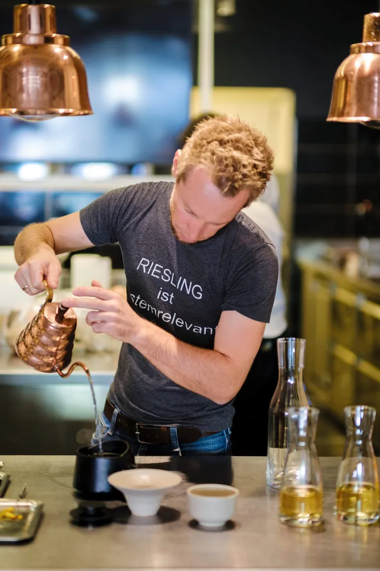 Sommelier Timo Weisheidinger bei der Herstellung seines eigenen alkoholfreien Sparkling Teas &ndash; ganz ohne Aroma- und Konservierungsstoffe oder Stabilisatoren.