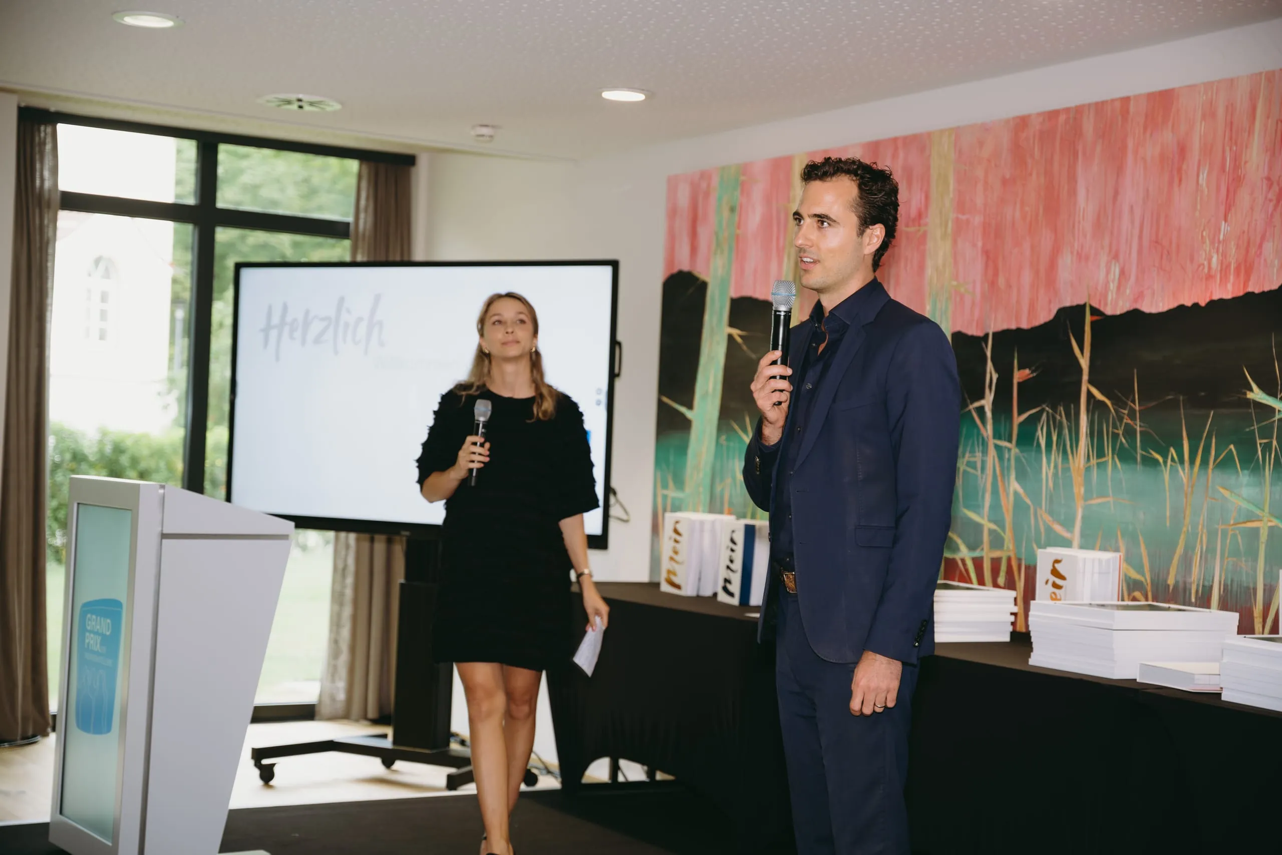 Die Preisverleihung des Grand Prix der Tagungshotellerie: Florina Feninger, Hoteleigentümerin und Tochter von Werner Baumgartner, begrüßt gemeinsam mit ihrem Mann Moritz, die Gäste im Nouri Hotel.