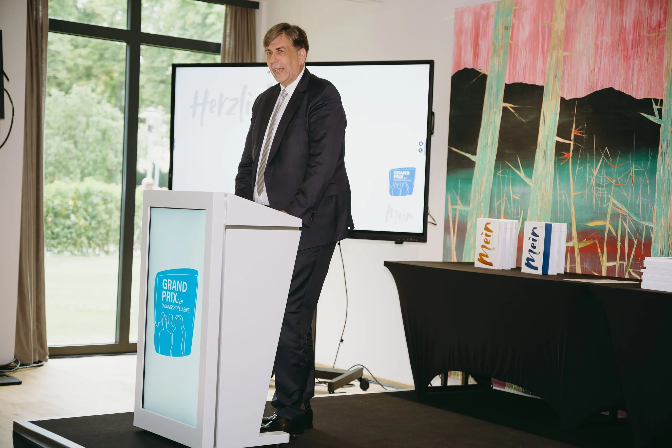 Die Preisverleihung des Grand Prix der Tagungshotellerie: Jan Peter Kruse, Verlagsleiter Freizeit Verlag, hieß die Gäste willkommen.