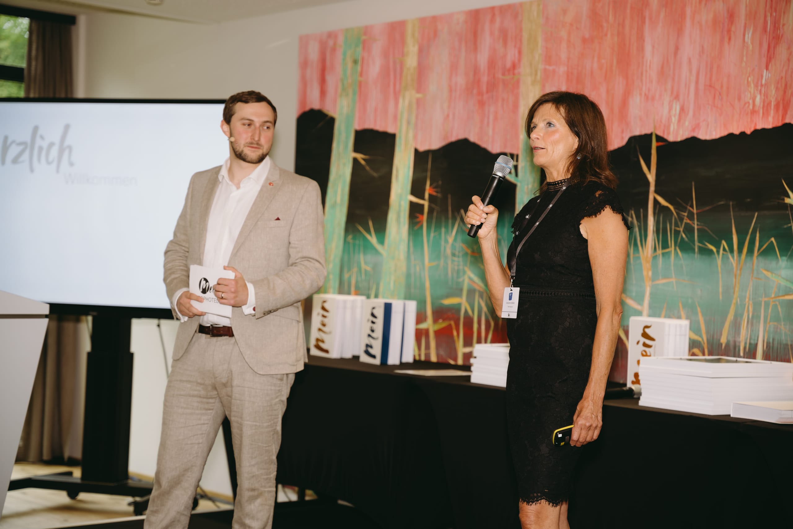 Die Preisverleihung des Grand Prix der Tagungshotellerie: Moderator Max Herrmannsdörfer und Jacqueline Schaffrath, Head of Mein Tophotel, führten durch den Abend.