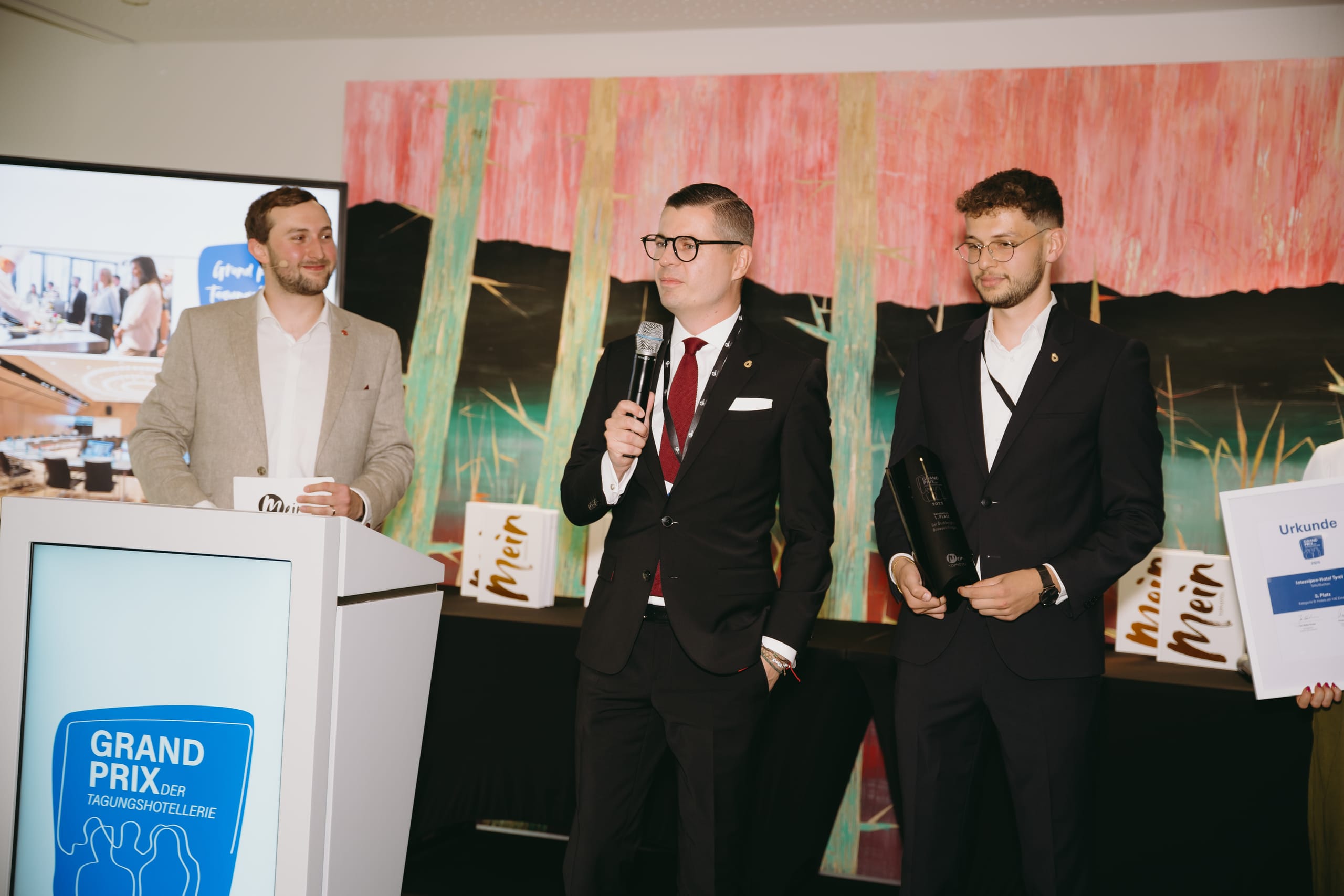Die Preisverleihung des Grand Prix der Tagungshotellerie: Mit großer Freude nahm General Manager Michael Artner die Auszeichnung entgegen – für ihn sei der Preis vor allem eine „wahnsinnige Wertschätzung“ für das gesamte Personal.