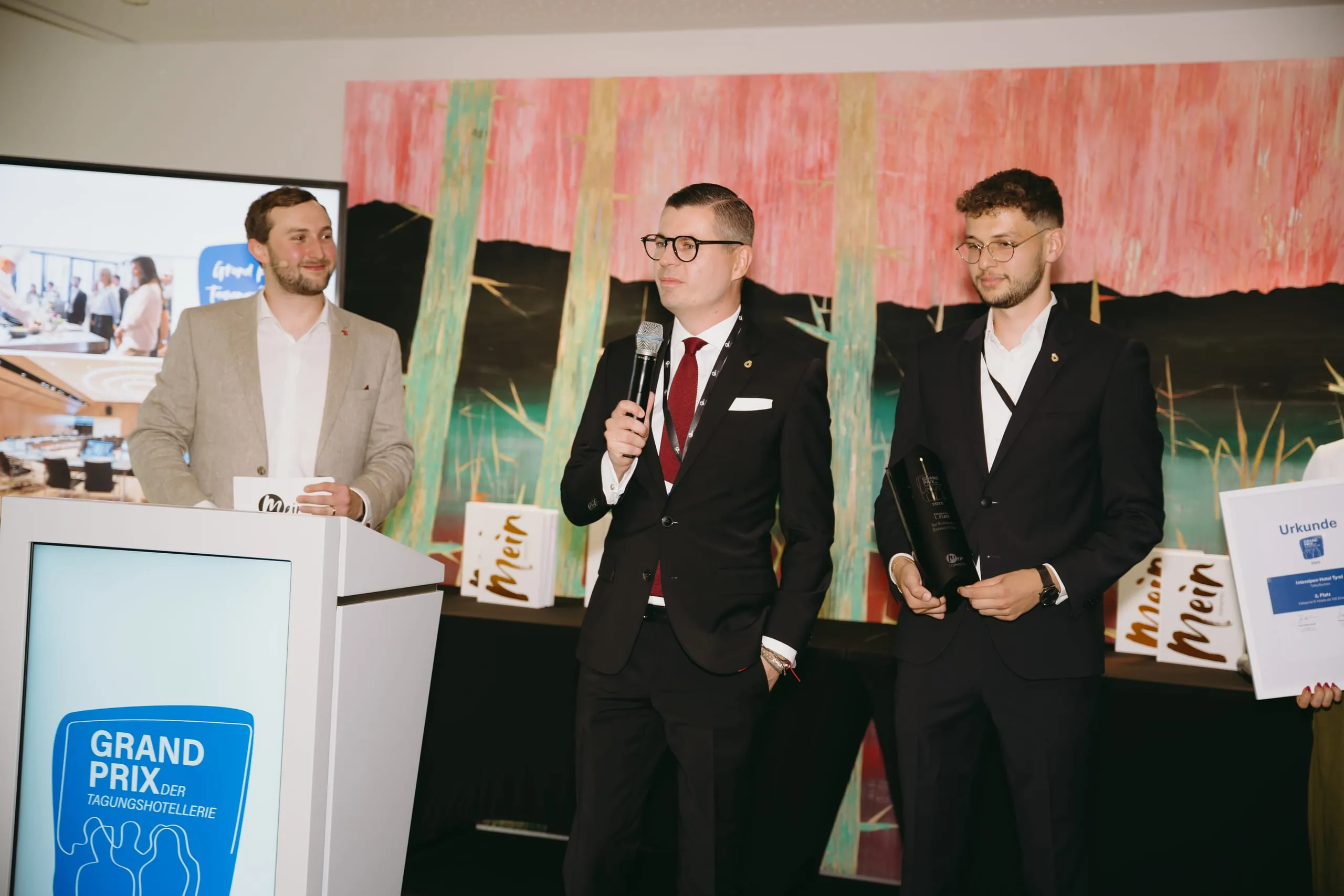 Die Preisverleihung des Grand Prix der Tagungshotellerie: Mit großer Freude nahm General Manager Michael Artner die Auszeichnung entgegen – für ihn sei der Preis vor allem eine „wahnsinnige Wertschätzung“ für das gesamte Personal.