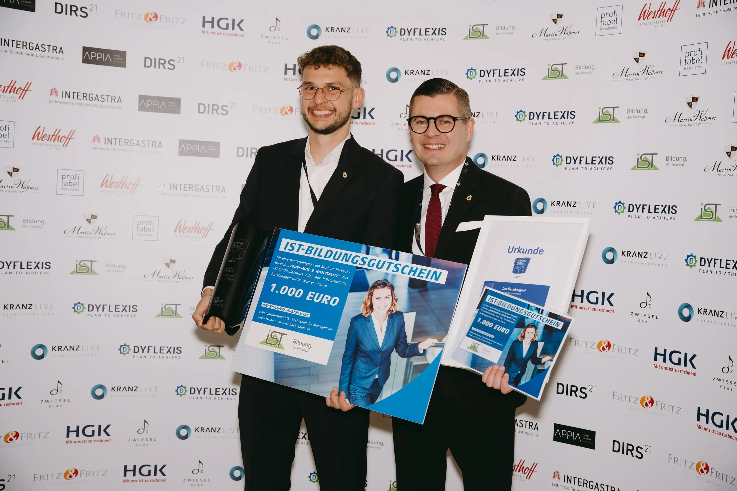 Die Preisverleihung des Grand Prix der Tagungshotellerie: In der Kategorie B – Tagungshotels mit mehr als 100 Zimmern konnte sich der Öschberghof in Donaueschingen bereits zum zweiten Mal in Folge den ersten Platz sichern.