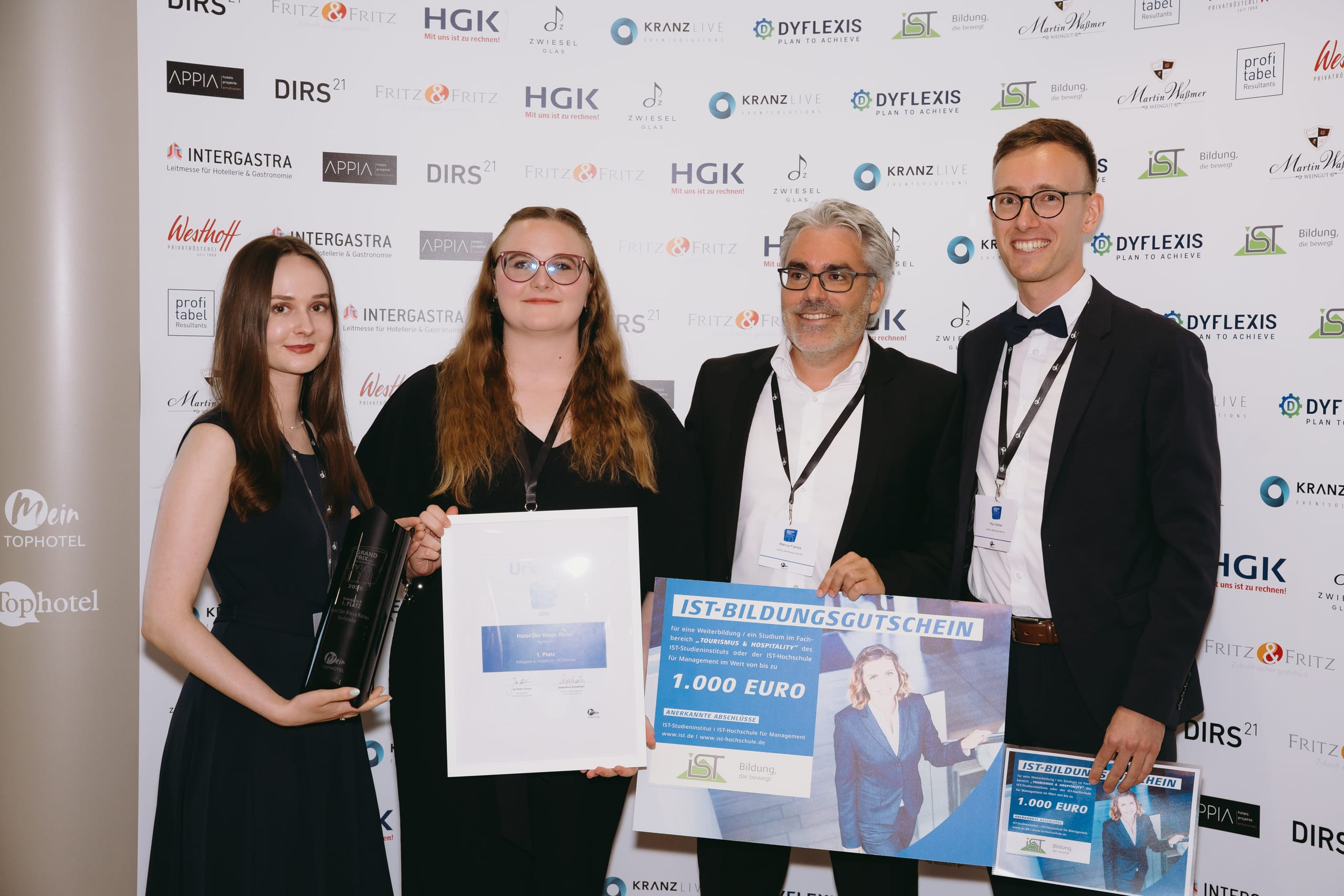 Die Preisverleihung des Grand Prix der Tagungshotellerie: In der Kategorie der Tagungshotels mit weniger als 100 Zimmern hat in diesem Jahr das Hotel Der Blaue Reiter in Karlsruhe-Durlach gewonnen.