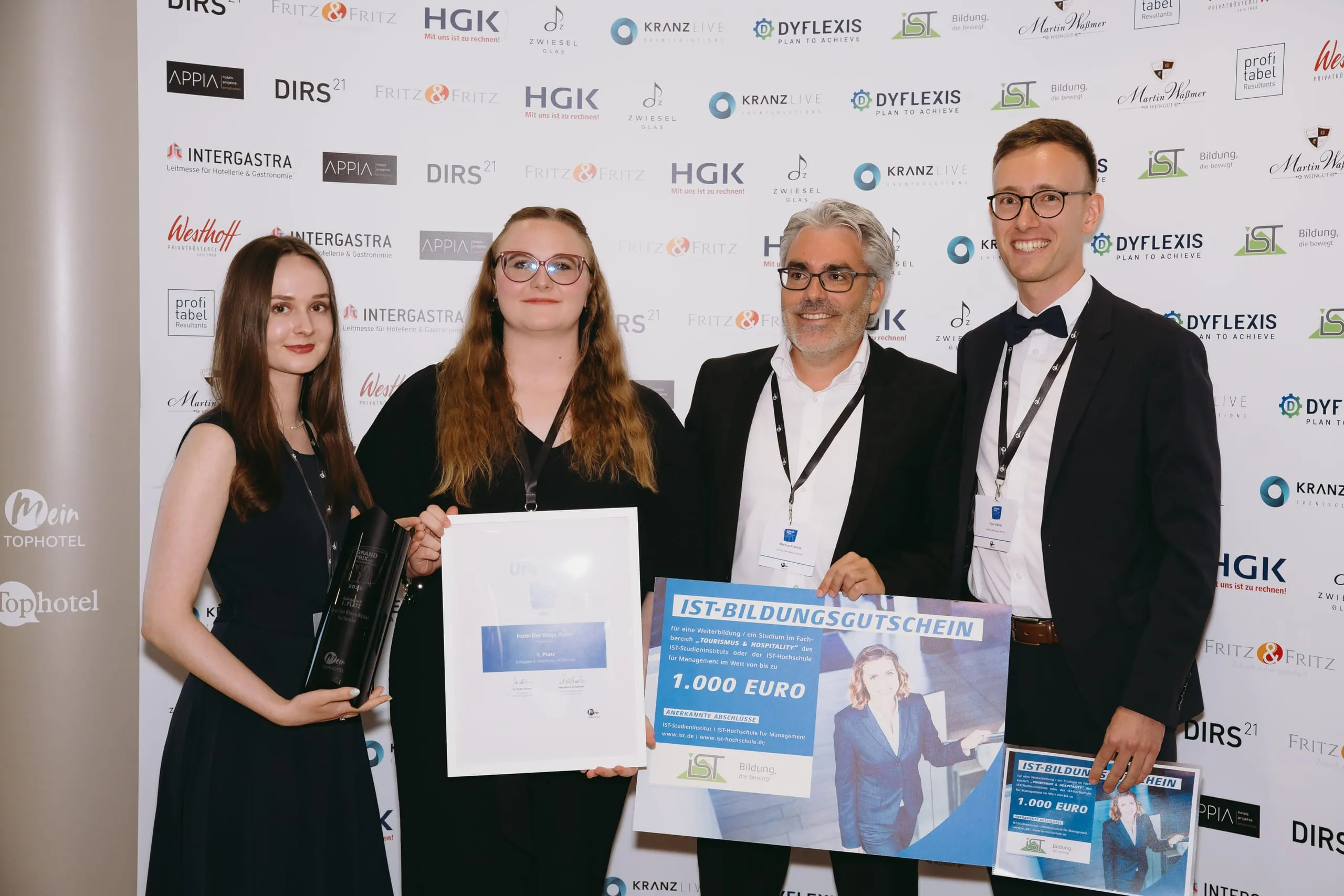 Die Preisverleihung des Grand Prix der Tagungshotellerie: In der Kategorie der Tagungshotels mit weniger als 100 Zimmern hat in diesem Jahr das Hotel Der Blaue Reiter in Karlsruhe-Durlach gewonnen.