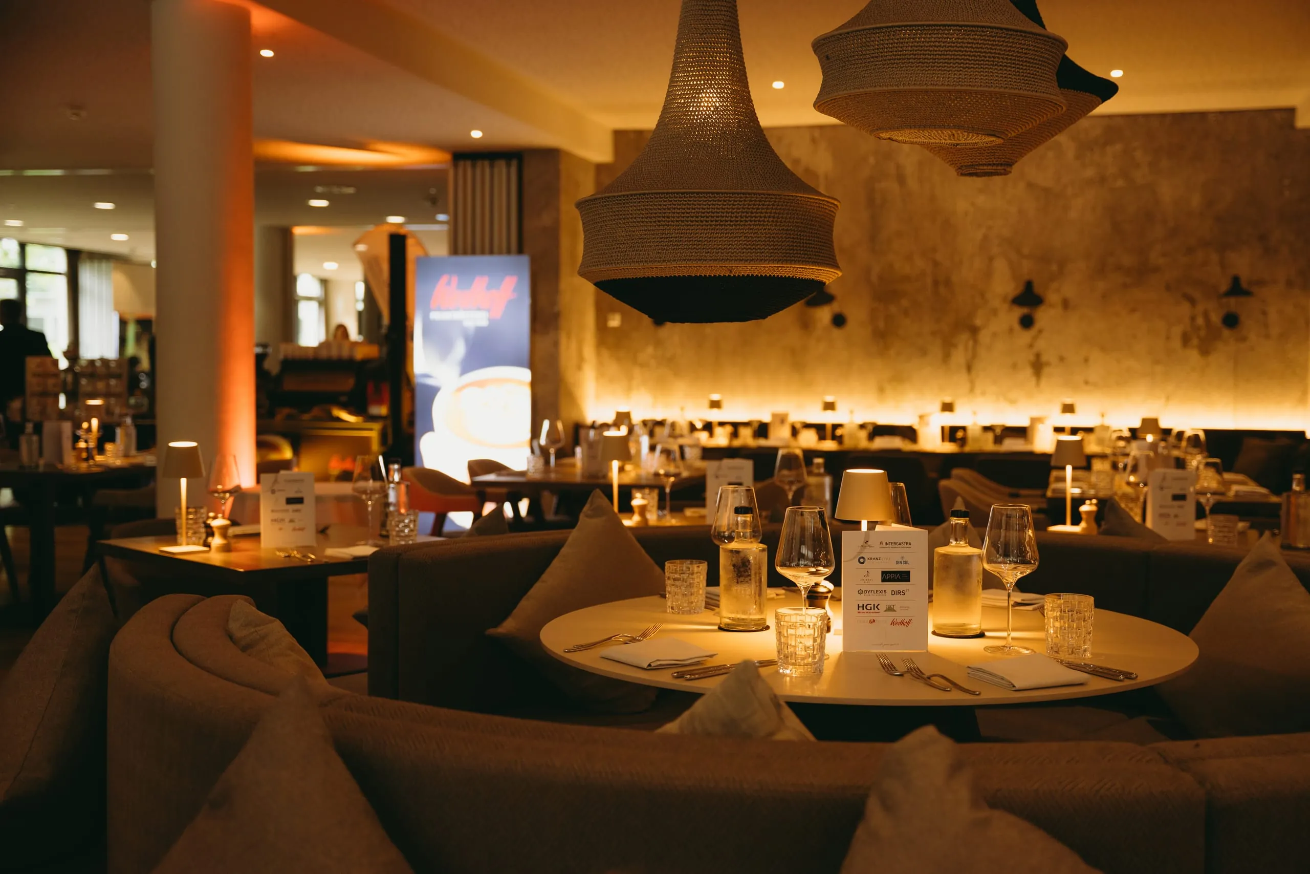 Nach der Siegerehrung konnten die Gäste den Abend bei einem exklusiven BBQ-Dinner mit unterschiedlichen Stationen und kühlen Getränken genießen.