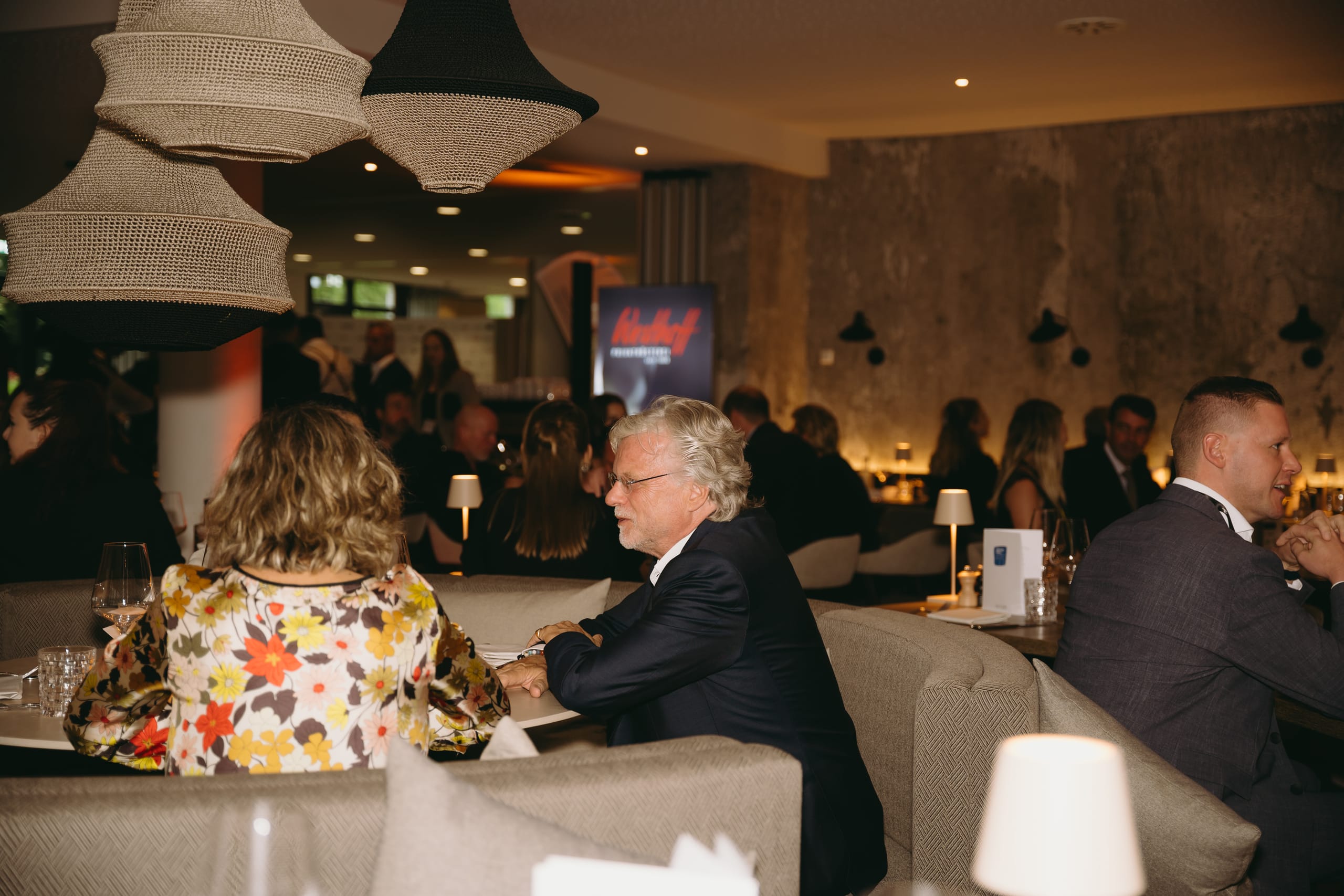 Nach der Siegerehrung konnten die Gäste den Abend bei einem exklusiven BBQ-Dinner mit unterschiedlichen Stationen und kühlen Getränken genießen.