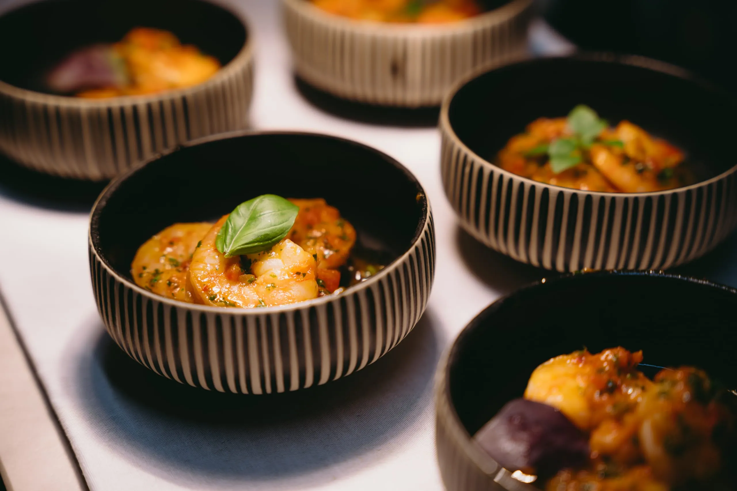 Nach der Siegerehrung konnten die Gäste den Abend bei einem exklusiven BBQ-Dinner mit unterschiedlichen Stationen und kühlen Getränken genießen.