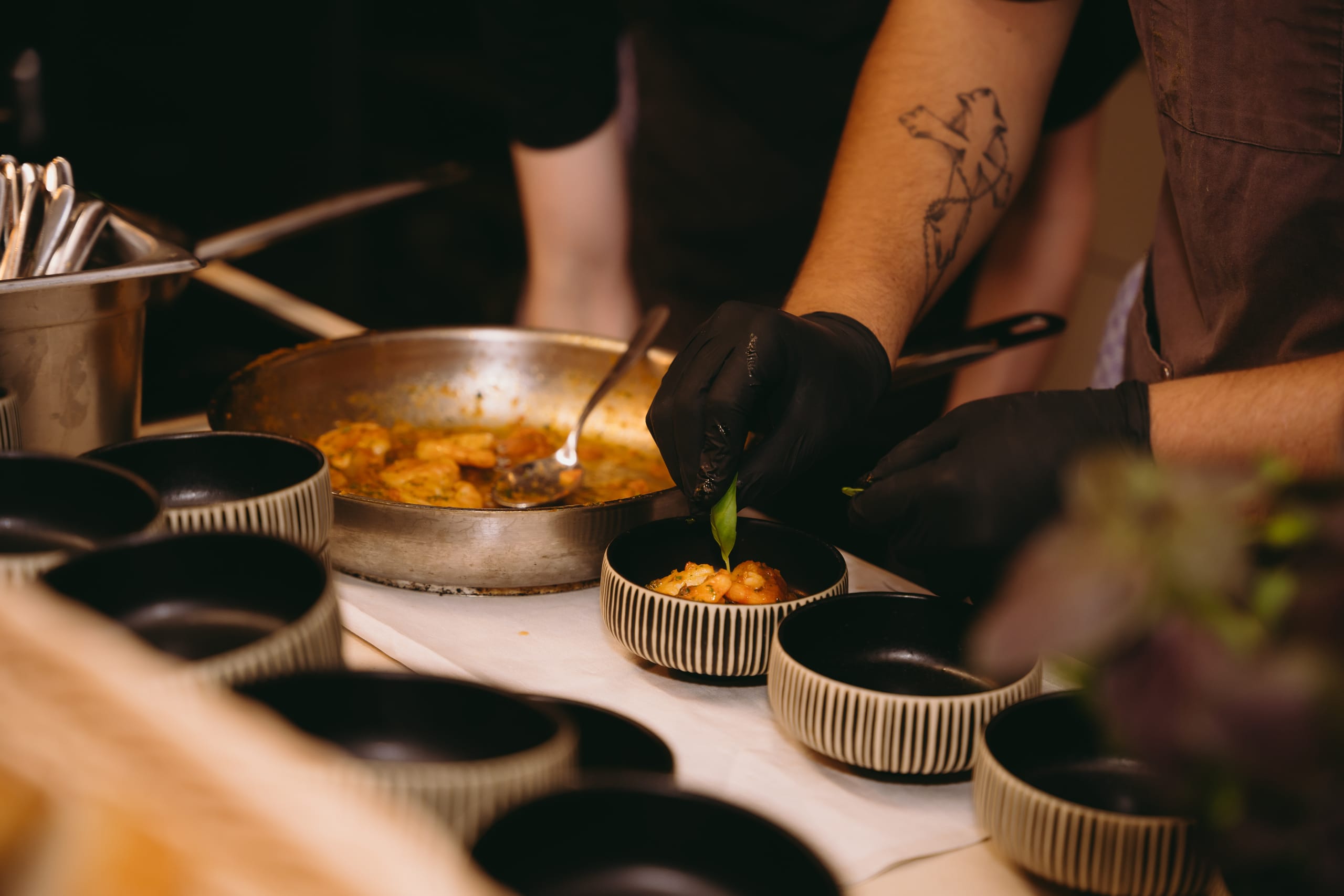Nach der Siegerehrung konnten die Gäste den Abend bei einem exklusiven BBQ-Dinner mit unterschiedlichen Stationen und kühlen Getränken genießen.
