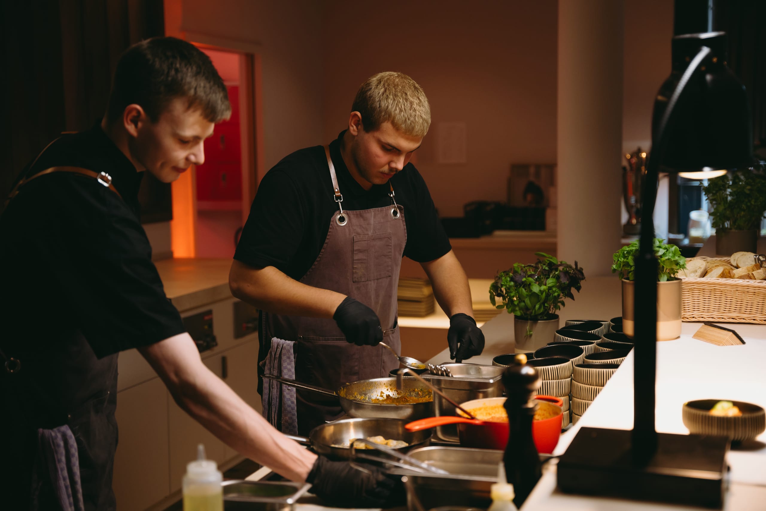 Nach der Siegerehrung konnten die Gäste den Abend bei einem exklusiven BBQ-Dinner mit unterschiedlichen Stationen und kühlen Getränken genießen.