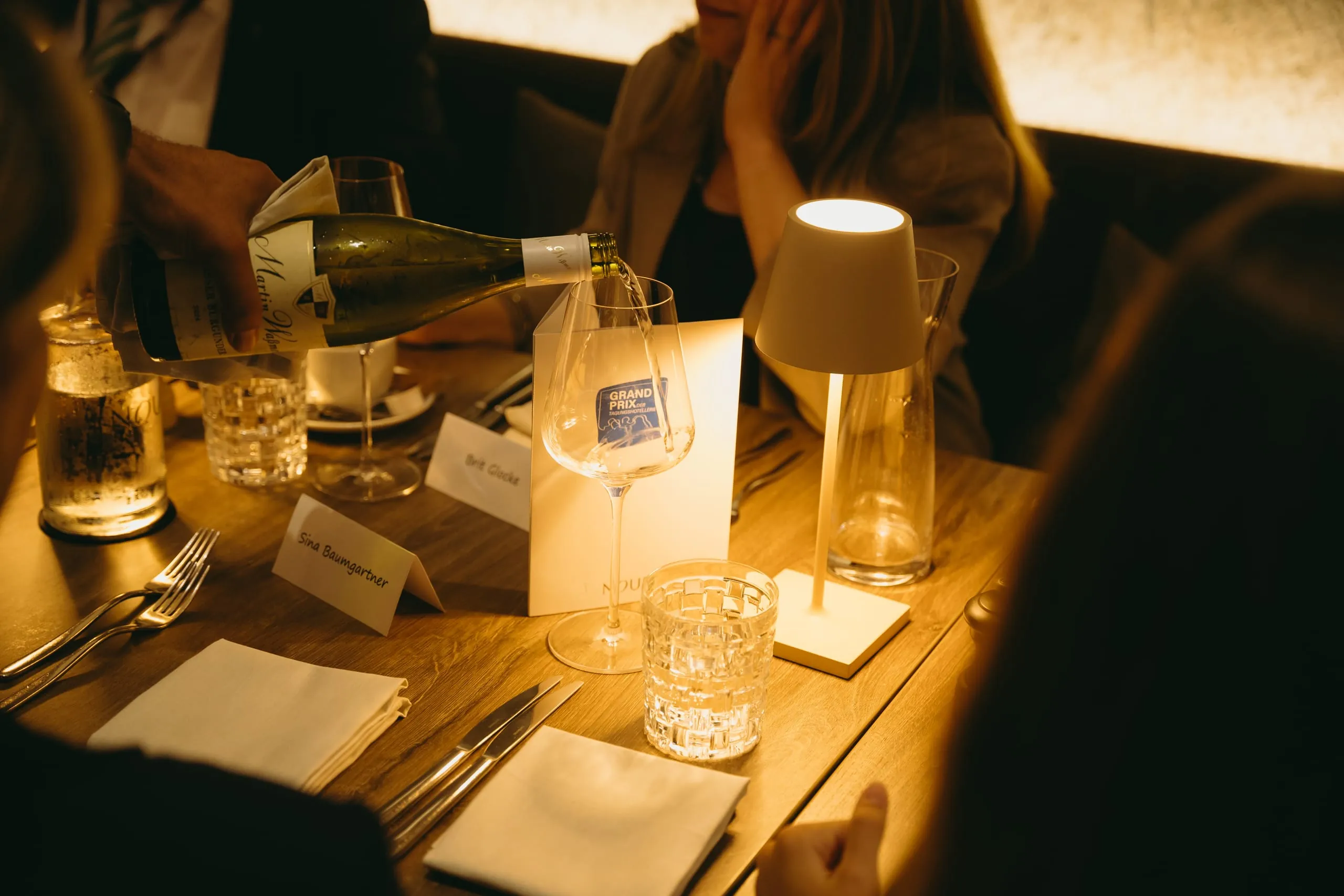 Nach der Siegerehrung konnten die Gäste den Abend bei einem exklusiven BBQ-Dinner mit unterschiedlichen Stationen und kühlen Getränken genießen.