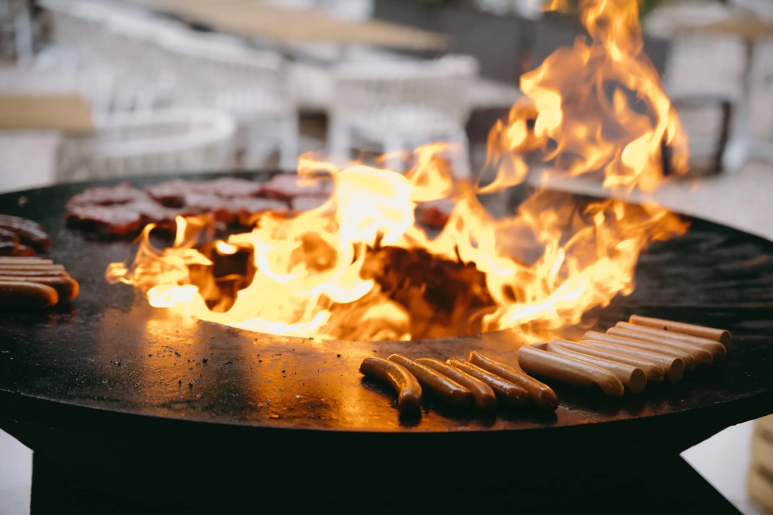 Nach der Siegerehrung konnten die Gäste den Abend bei einem exklusiven BBQ-Dinner mit unterschiedlichen Stationen und kühlen Getränken genießen.