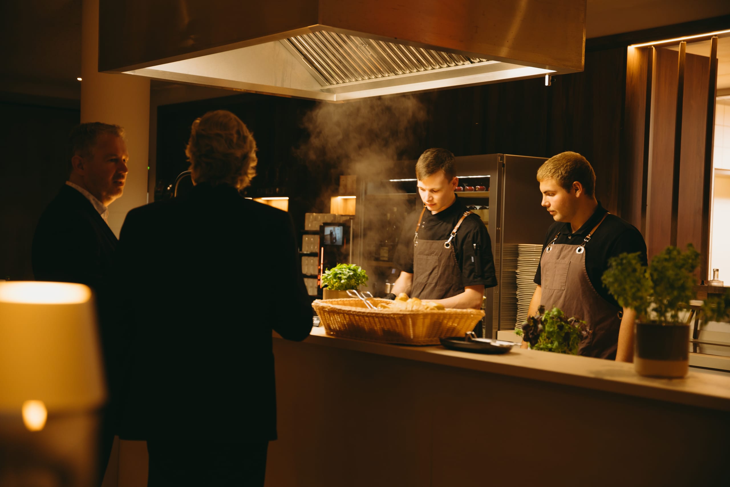 Nach der Siegerehrung konnten die Gäste den Abend bei einem exklusiven BBQ-Dinner mit unterschiedlichen Stationen und kühlen Getränken genießen.