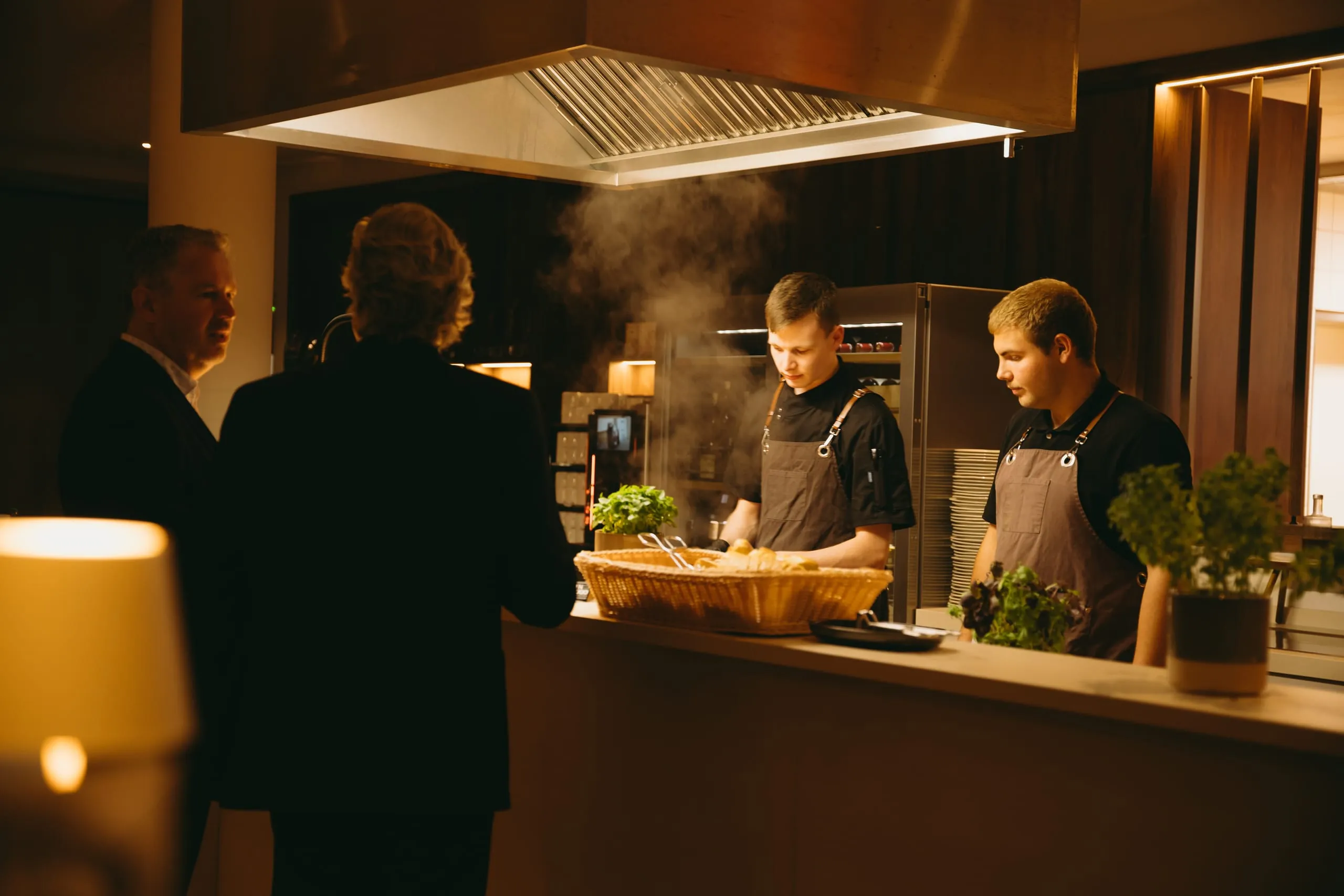 Nach der Siegerehrung konnten die Gäste den Abend bei einem exklusiven BBQ-Dinner mit unterschiedlichen Stationen und kühlen Getränken genießen.