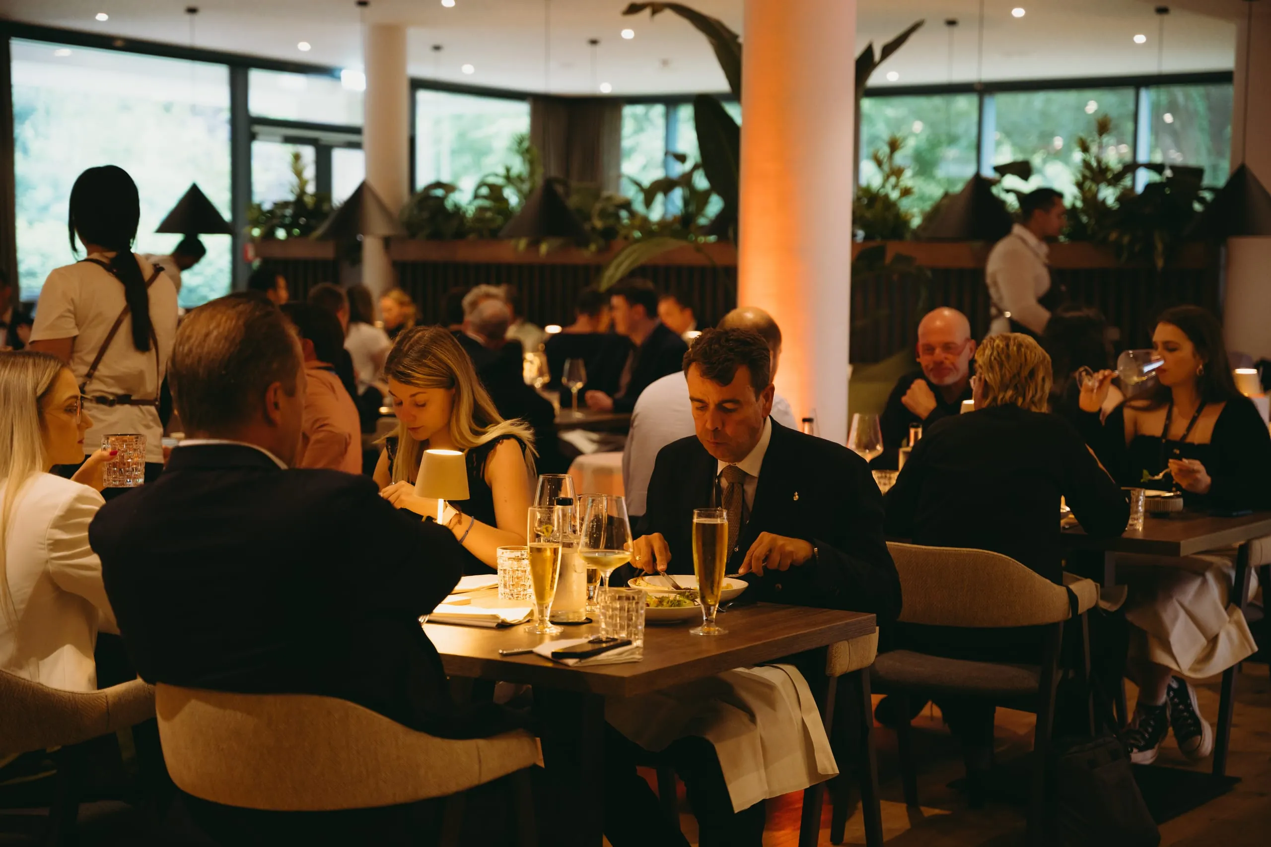 Nach der Siegerehrung konnten die Gäste den Abend bei einem exklusiven BBQ-Dinner mit unterschiedlichen Stationen und kühlen Getränken genießen.