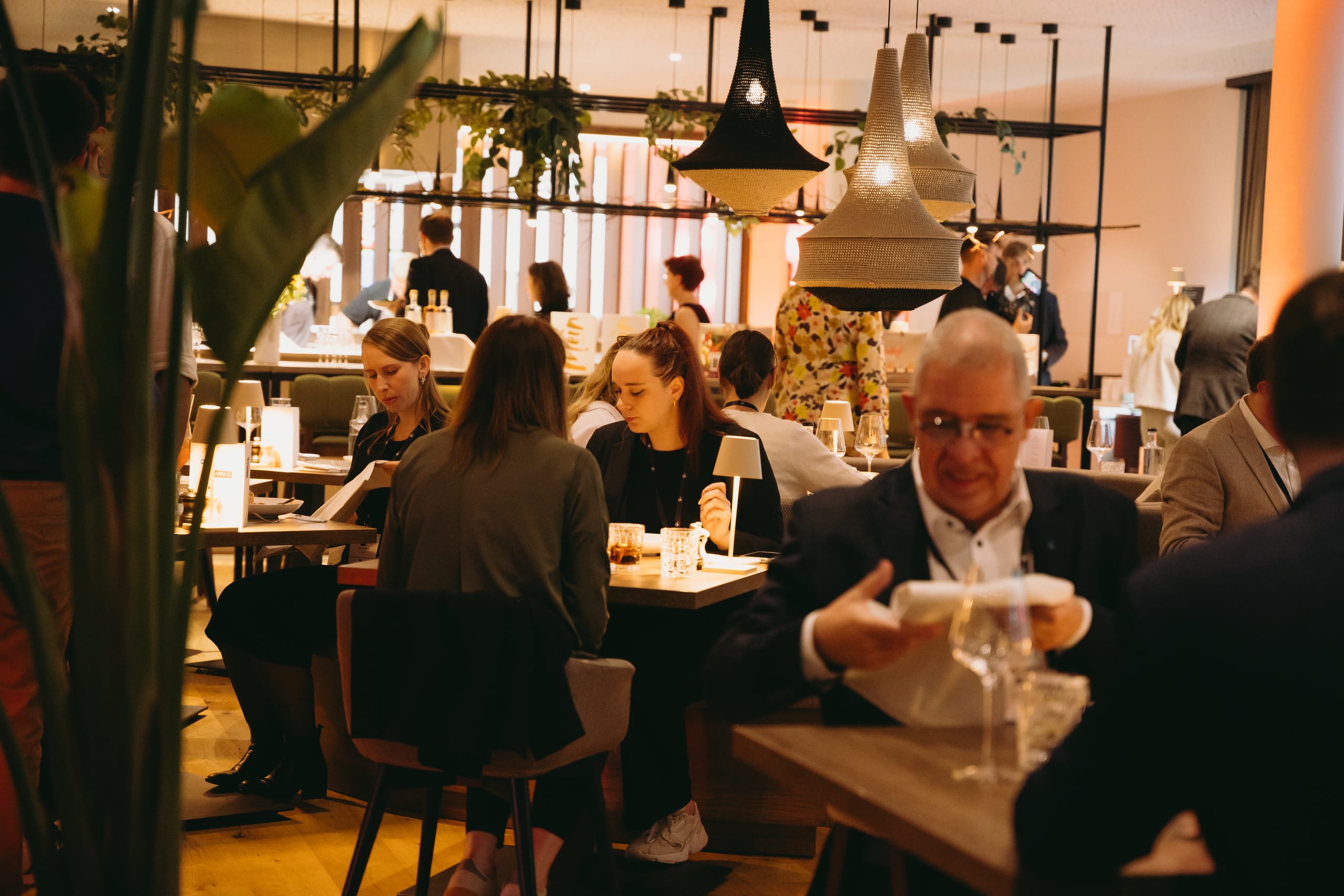 Nach der Siegerehrung konnten die Gäste den Abend bei einem exklusiven BBQ-Dinner mit unterschiedlichen Stationen und kühlen Getränken genießen.