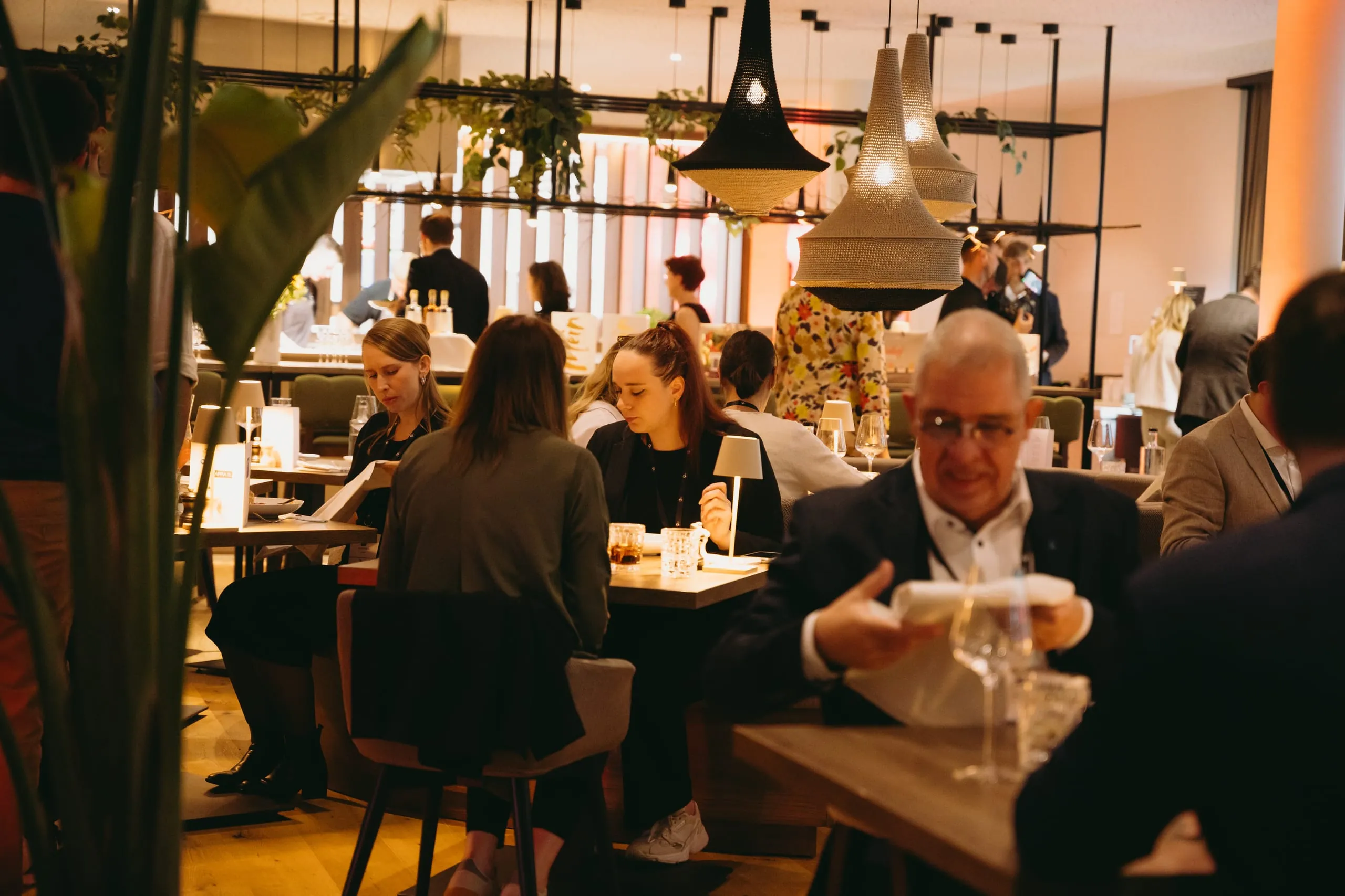 Nach der Siegerehrung konnten die Gäste den Abend bei einem exklusiven BBQ-Dinner mit unterschiedlichen Stationen und kühlen Getränken genießen.