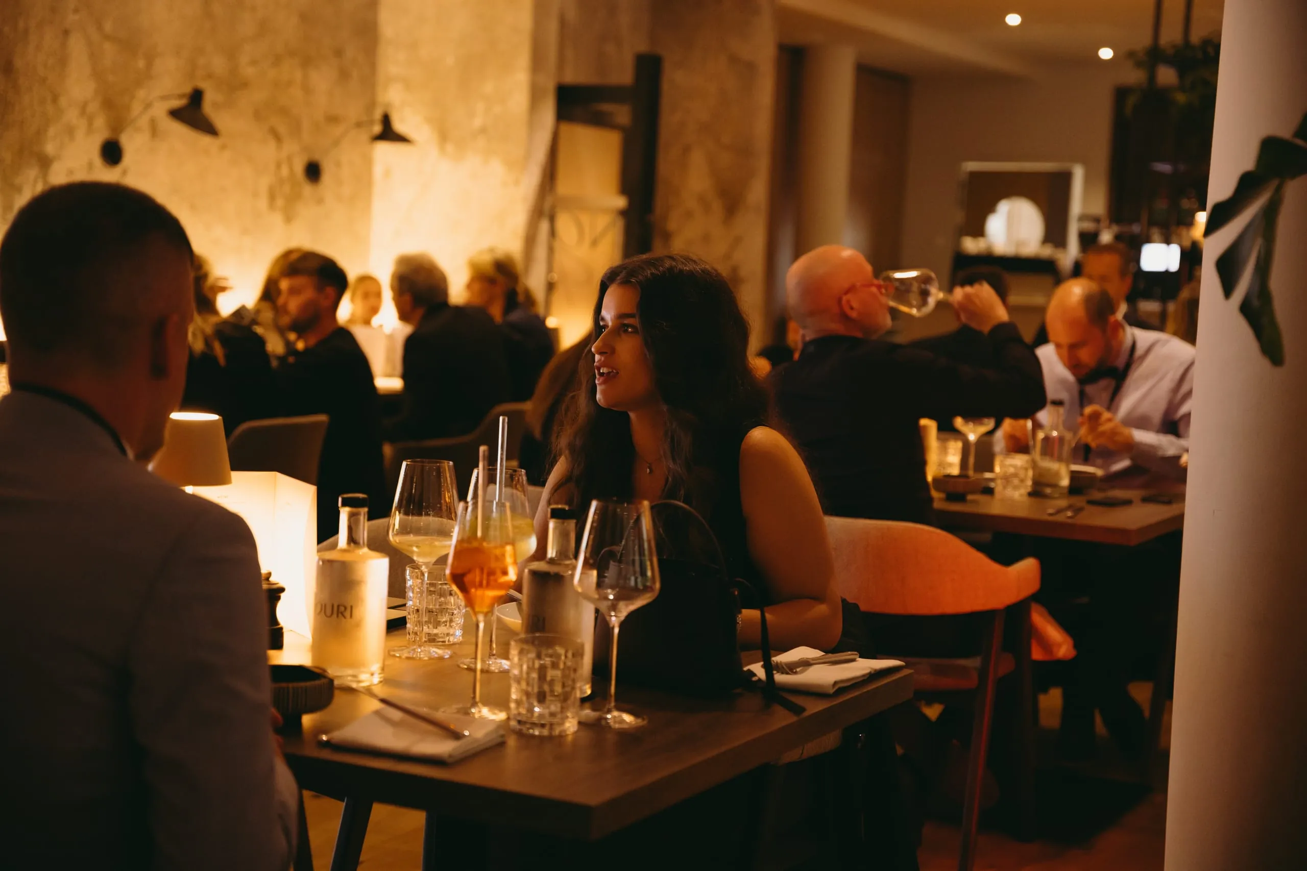 Nach der Siegerehrung konnten die Gäste den Abend bei einem exklusiven BBQ-Dinner mit unterschiedlichen Stationen und kühlen Getränken genießen.