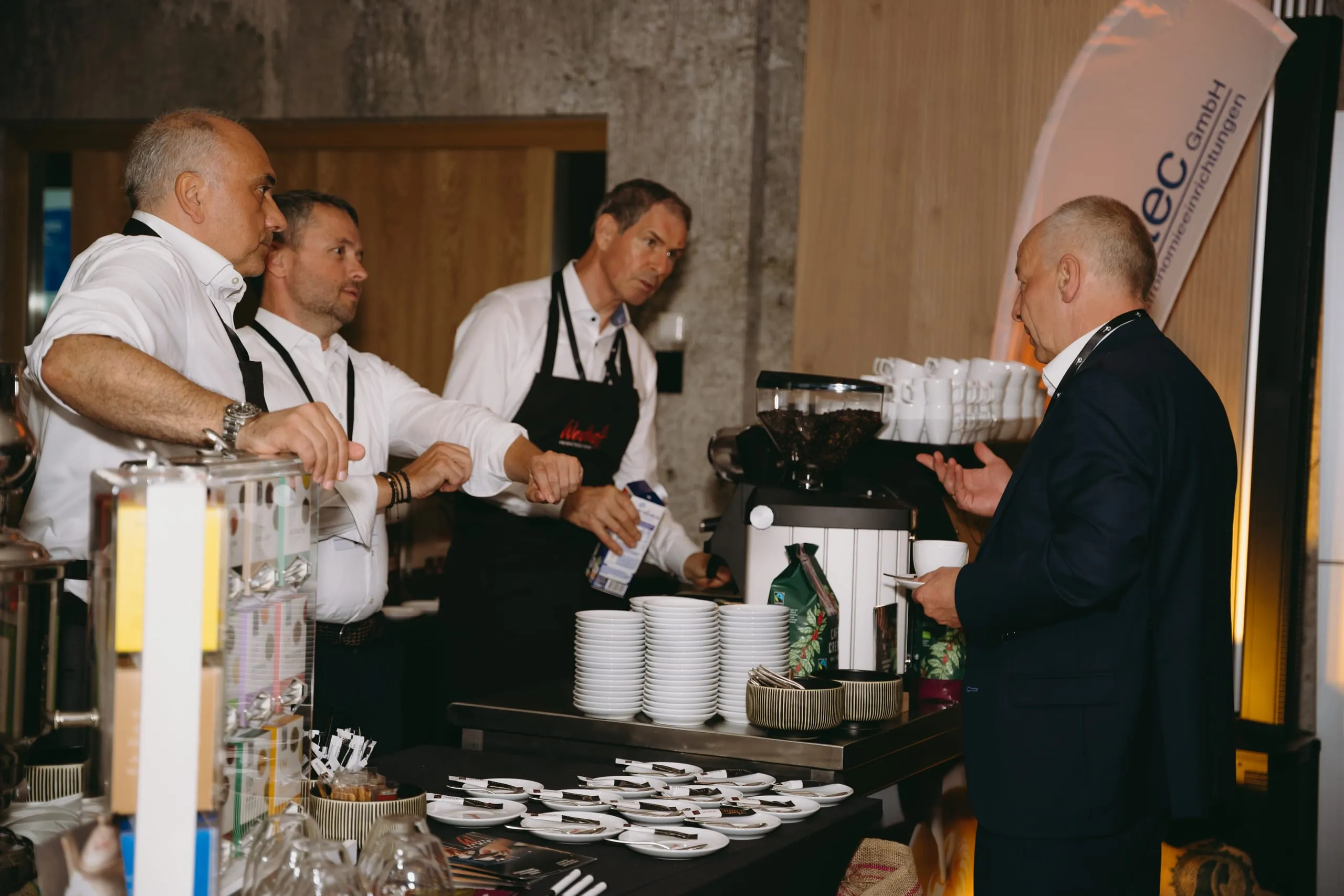 Nach der Siegerehrung konnten die Gäste den Abend bei einem exklusiven BBQ-Dinner mit unterschiedlichen Stationen und kühlen Getränken genießen.