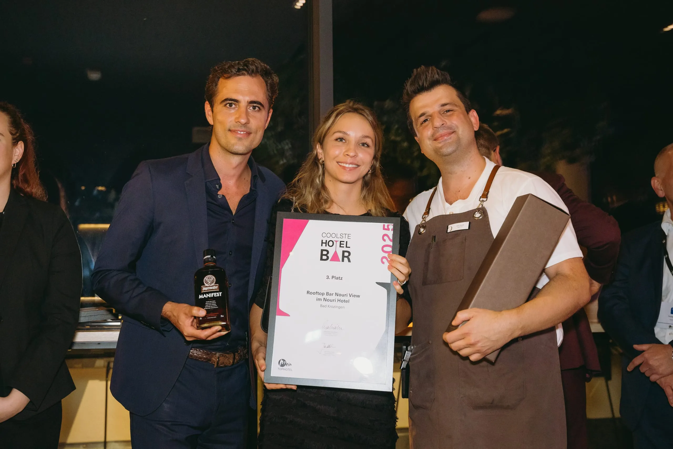 Locationwechsel in die Nouri Bar: Erstmalig verlieh Mein Tophotel in diesem Jahr den Award „Coolste Hotelbar 2025“, über den im Vorfeld per Online-Voting abgestimmt werden konnte. Der dritte Platz ging an das Gastgeber-Hotel.