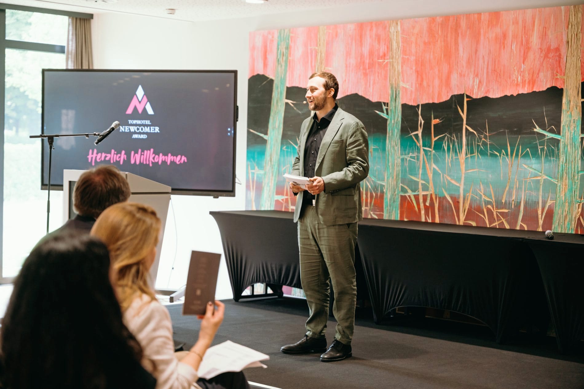 Newcomer Award 2025: Moderator Max Herrmannsdörfer von Holzmann Medien führte durch die Veranstaltung.