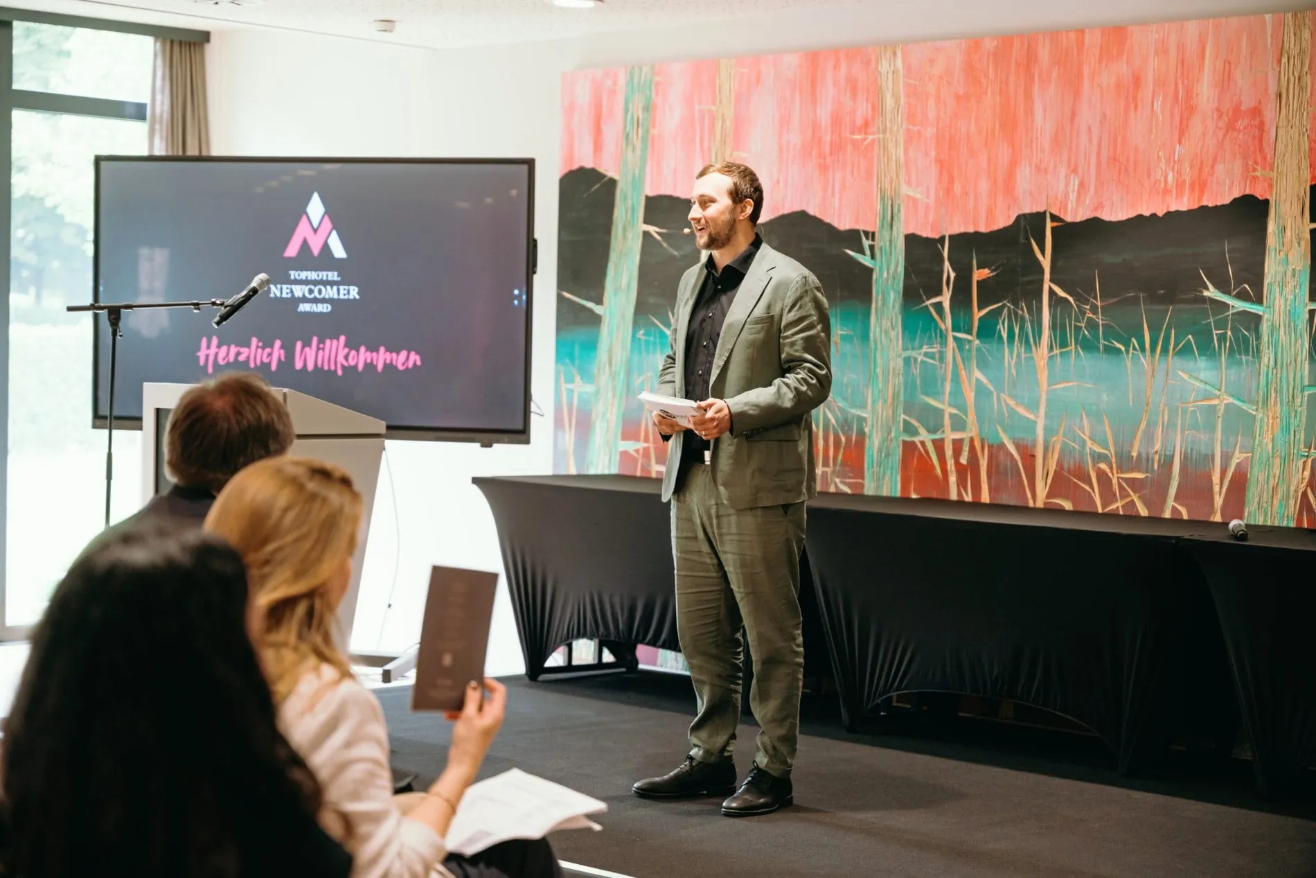 Newcomer Award 2025: Moderator Max Herrmannsdörfer von Holzmann Medien führte durch die Veranstaltung.