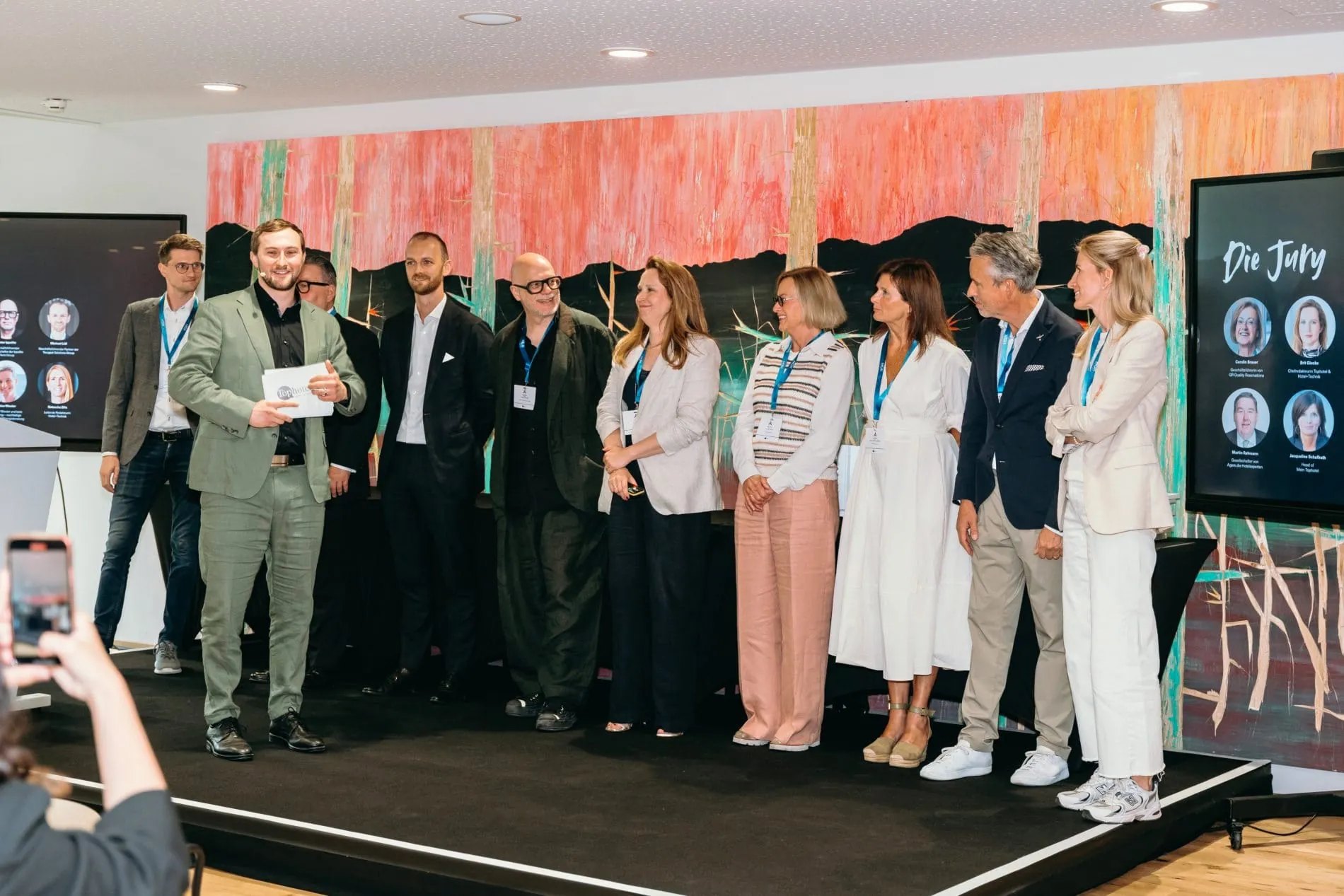 Die Hoteljury des Tophotel Newcomer Awards 2025: (von links): Fabian Wiesler, Moderator Max Herrmannsdörfer, Martin Rahmann, Michael Lidl, Peter Ippolito, Brit Glocke, Carolin Brauer, Jacqueline Schaffrath, Urban Uttenweiler und Natascha Ziltz.