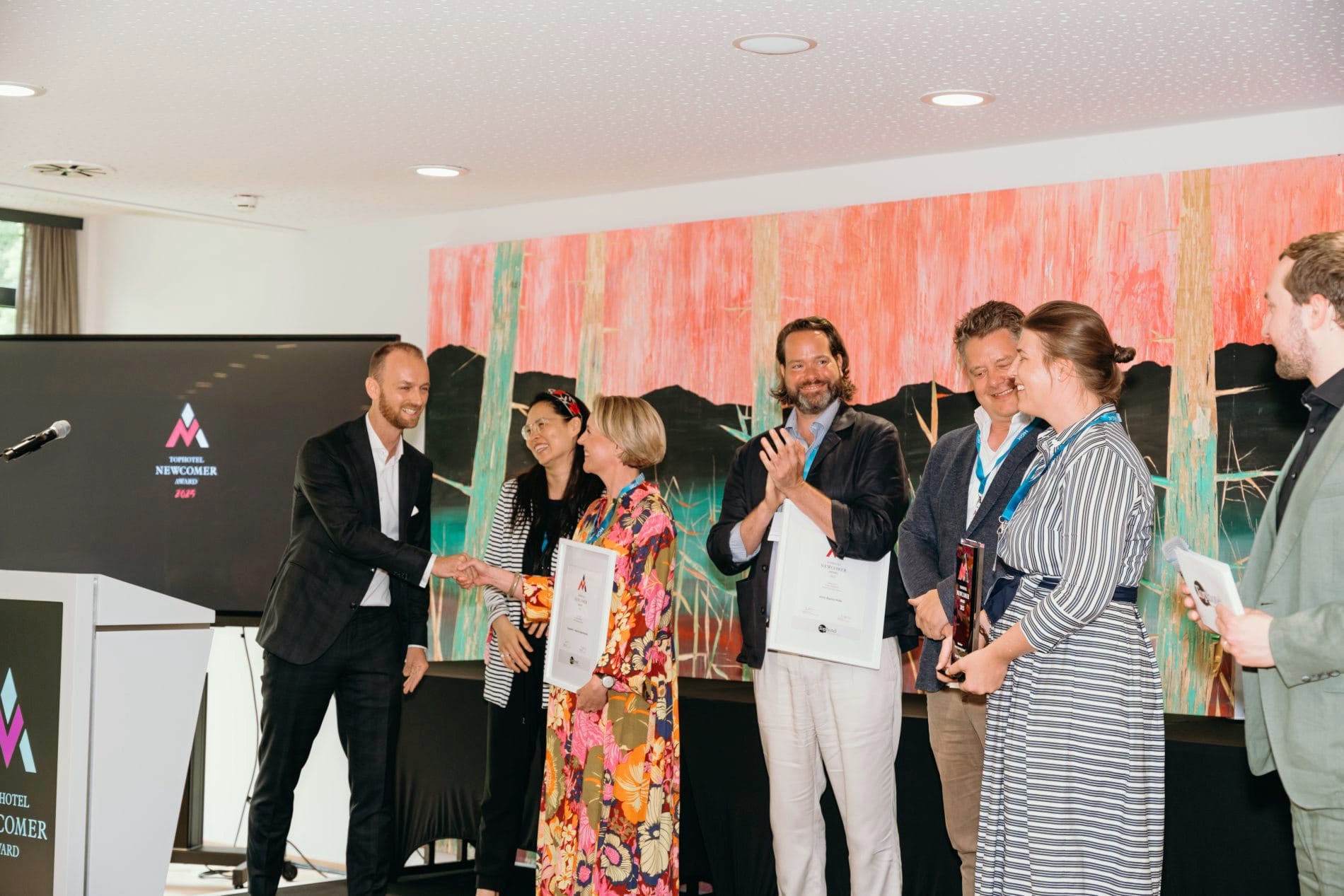 Preisverleihung des Tophotel Newcomer Awards 2025: Die Nominierten und Gewinner der Kategorie "Hotel-Opening Leisure" auf der Bühne.
