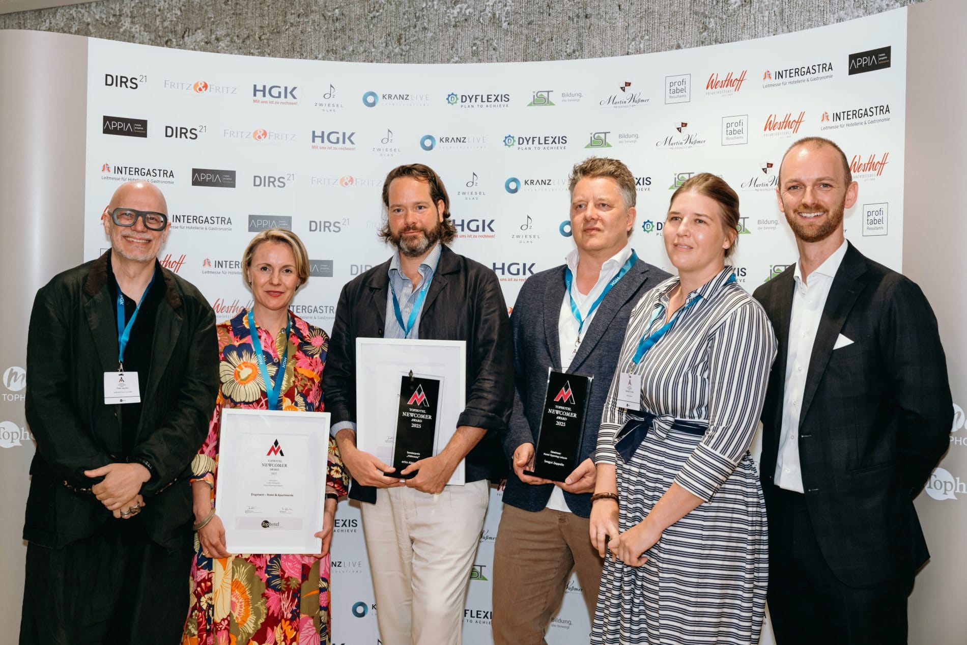 Preisverleihung des Tophotel Newcomer Awards 2025: (von links) Jurymitglied Peter Ippolito, Stephanie Zink (Engelwirt), Henning Schaub (eriro), Hendrik und Sandra Fennel (Seegut Zeppelin) und Jurymitglied Michael Lidl.