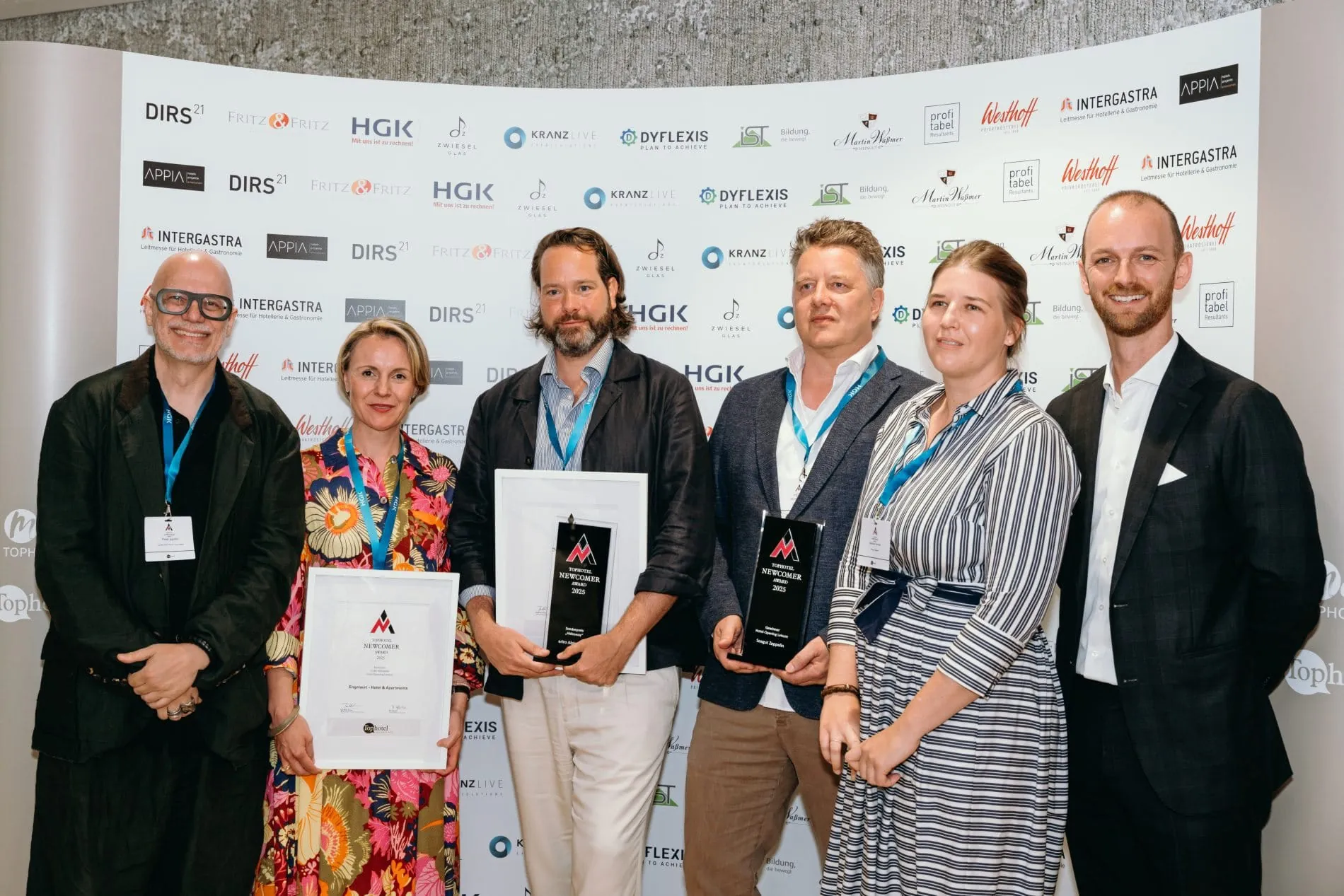 Preisverleihung des Tophotel Newcomer Awards 2025: (von links) Jurymitglied Peter Ippolito, Stephanie Zink (Engelwirt), Henning Schaub (eriro), Hendrik und Sandra Fennel (Seegut Zeppelin) und Jurymitglied Michael Lidl.