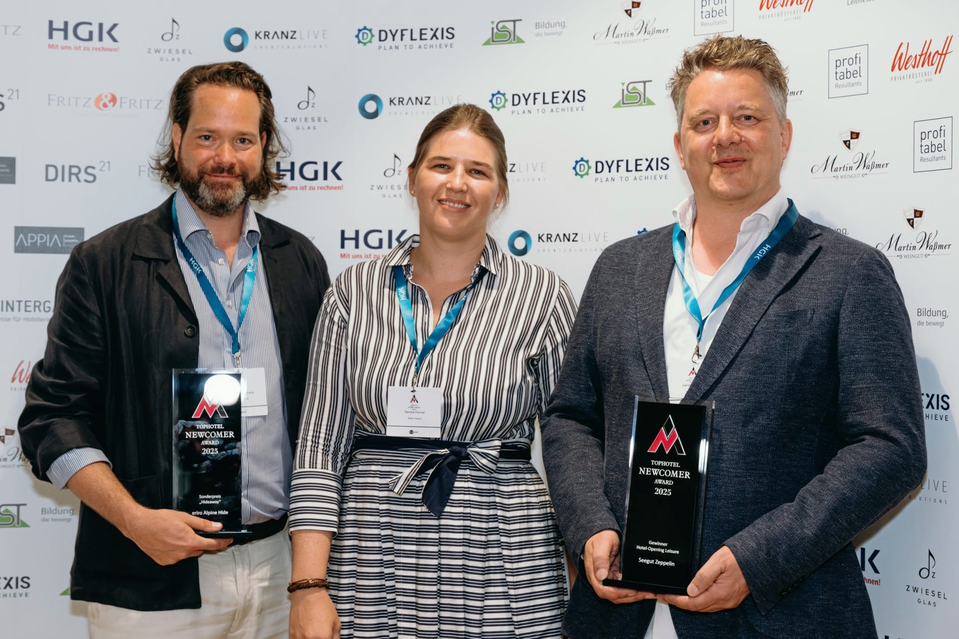 Preisverleihung des Tophotel Newcomer Awards 2025: (von links) Henning Schaub (eriro) mit Sandra und Hendrik Fennel (Seegut Zeppelin).