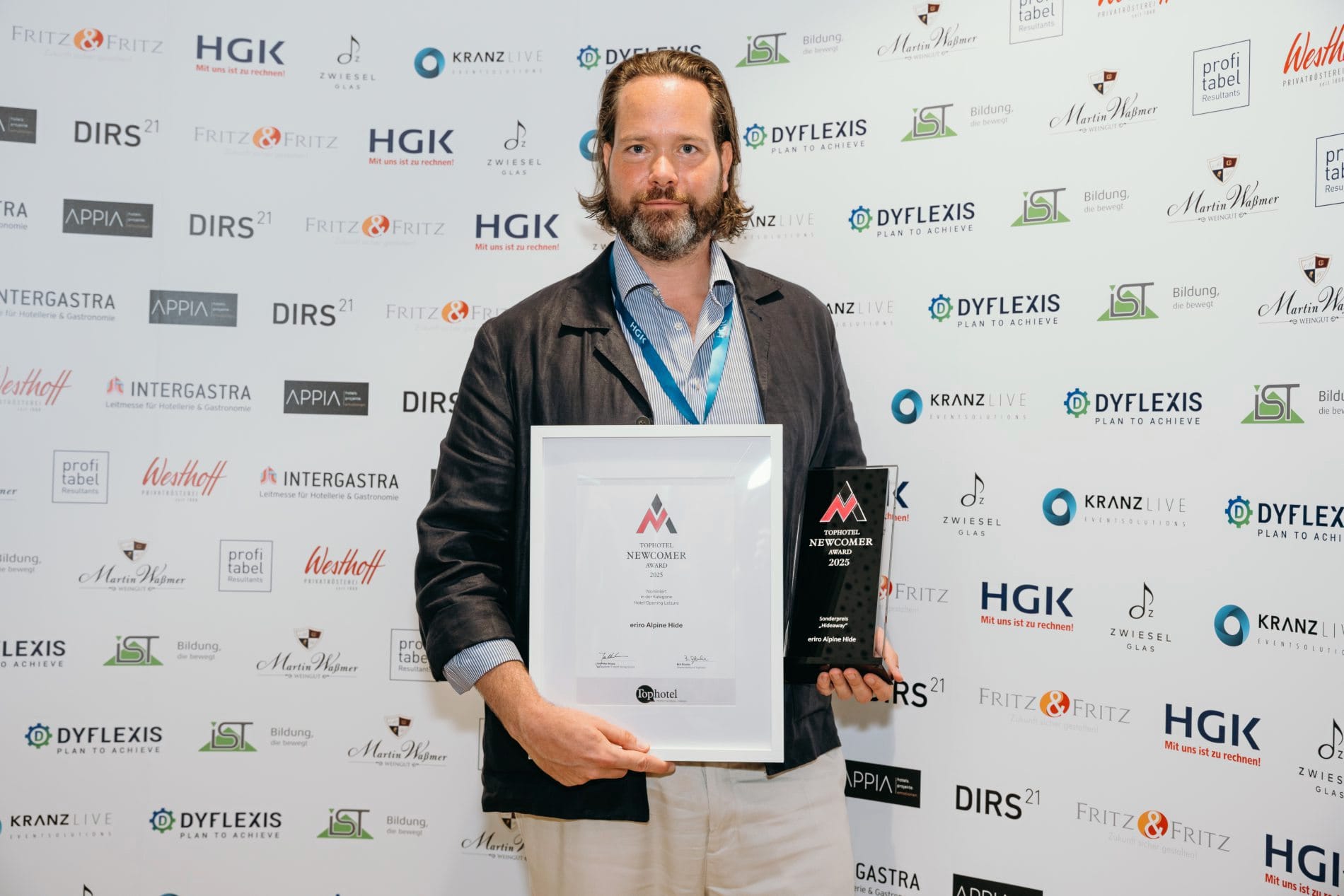 Ausgezeichnet mit dem Sonderpreis "Outstanding Hideaway": Das eriro Alpine Hide in Tirol. Gastgeber Henning Schaub nahm den Preis entgegen.