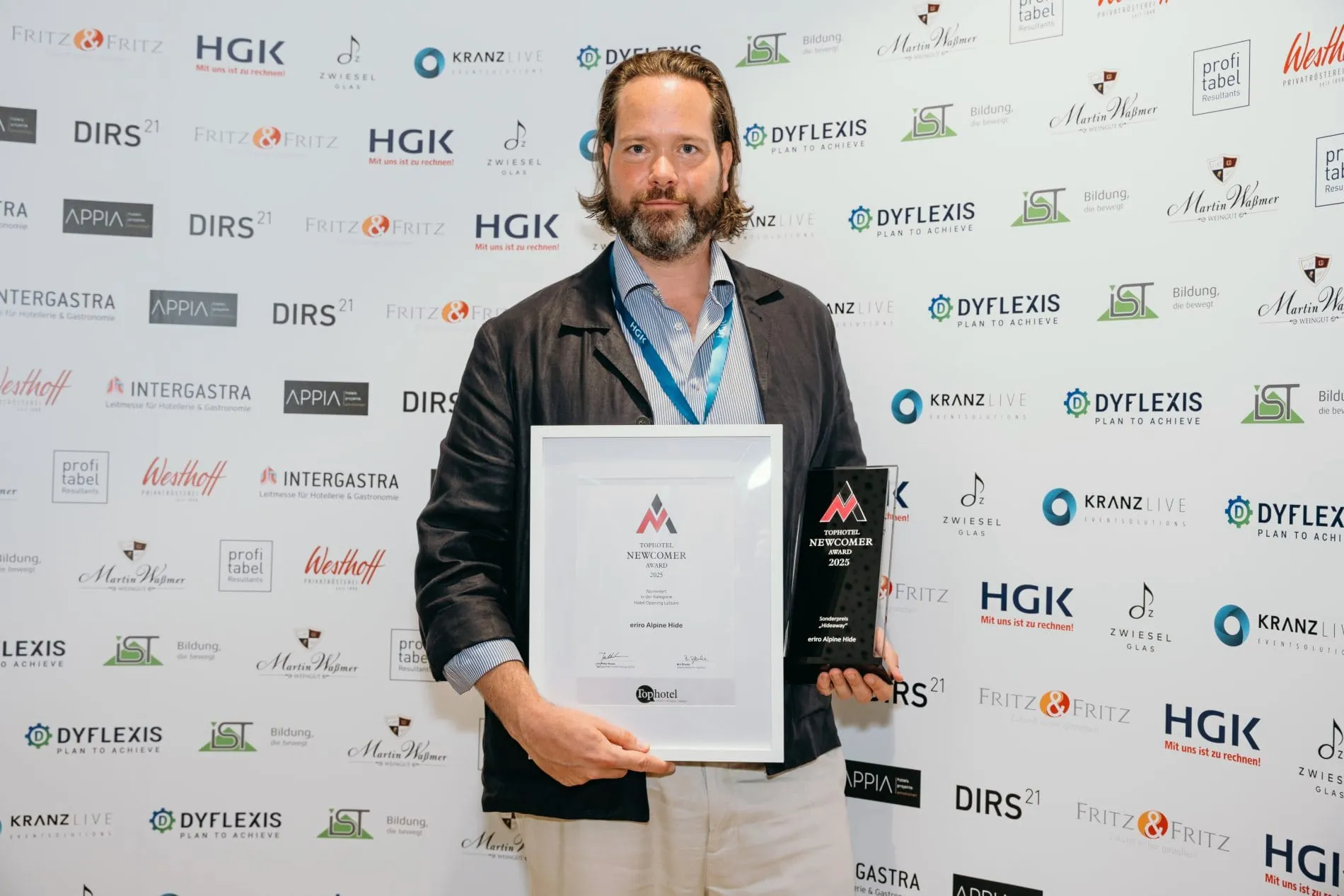Ausgezeichnet mit dem Sonderpreis "Outstanding Hideaway": Das eriro Alpine Hide in Tirol. Gastgeber Henning Schaub nahm den Preis entgegen.