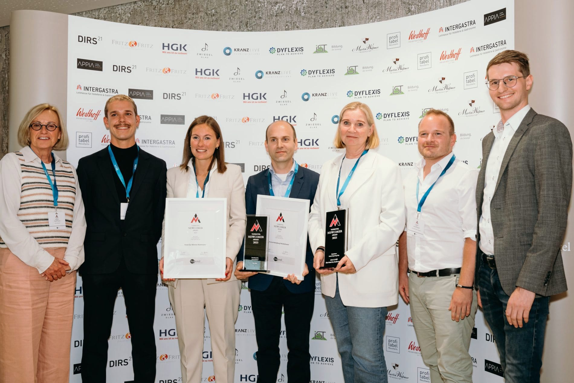 Preisverleihung des Tophotel Newcomer Awards 2025: (von links) Jurymitglied Carolin Brauer, Mario Sallinger und Victoria Klinkhammer (beide Hotel Zur Wiener Staatsoper), Jan Eigelshoven(Tin Inn Hotels), Babette Kierchoff und Janek Burgdorff (beide John & Will Silo-Hotel by Guldsmeden) und Jurymitglied Fabian Wiesler.